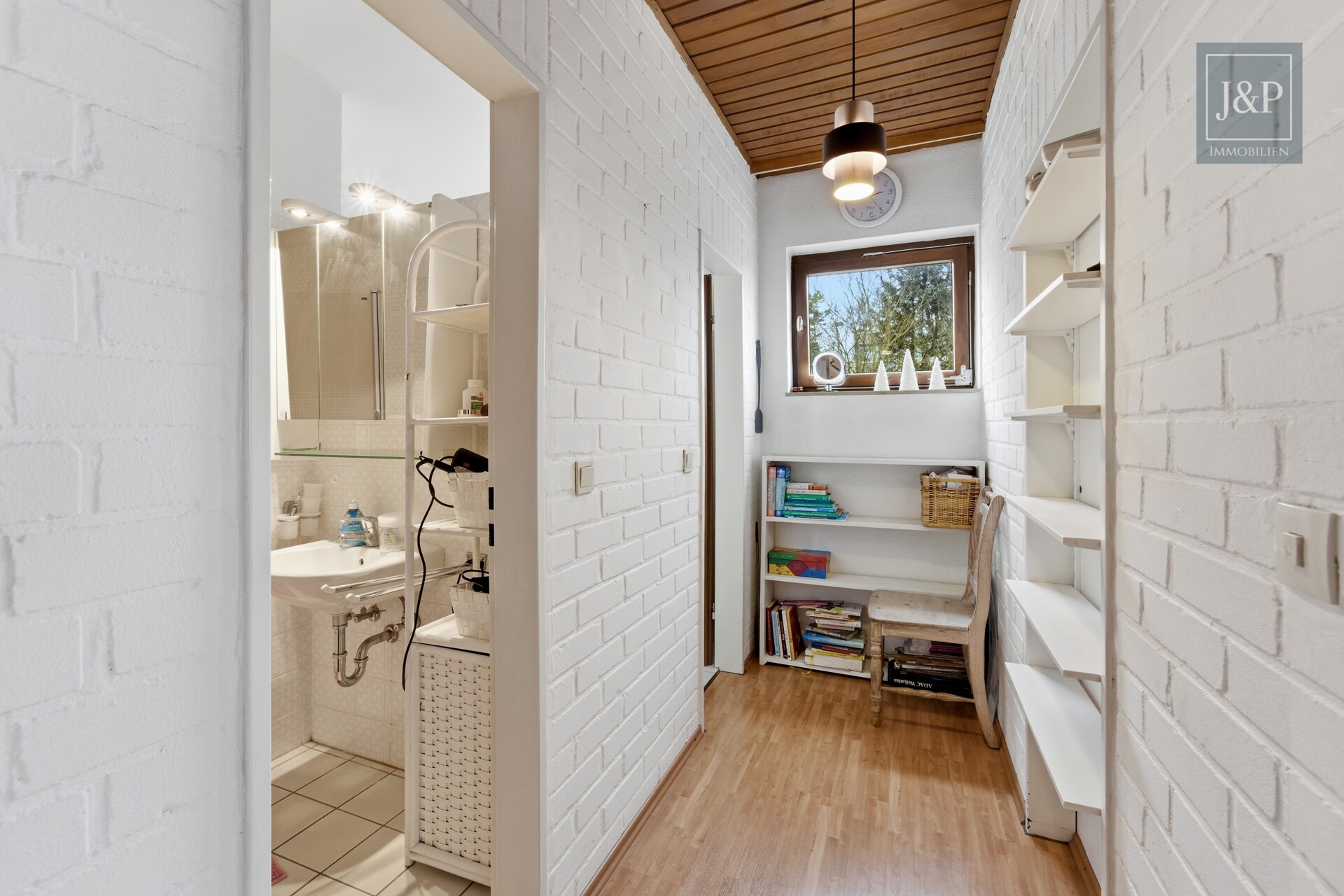 Seltene Gelegenheit: Sanierungsbedürftige DHH am Kapellenberg mit Blick auf Frankfurter Skyline - Flur OG