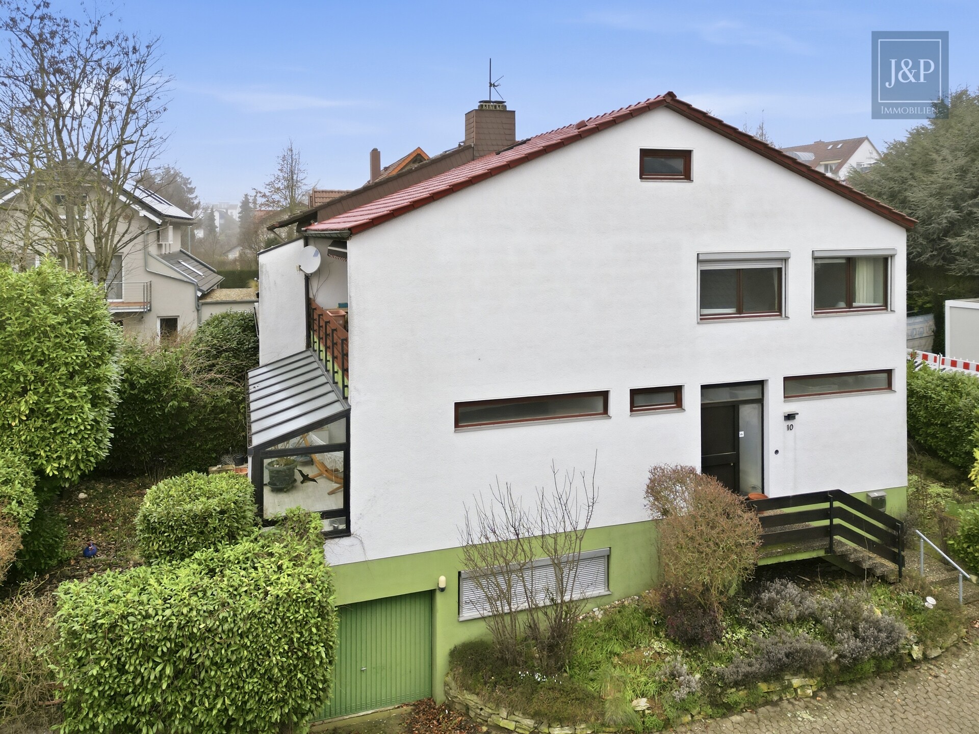 Seltene Gelegenheit: Sanierungsbedürftige DHH am Kapellenberg mit Blick auf Frankfurter Skyline - Aussenansicht