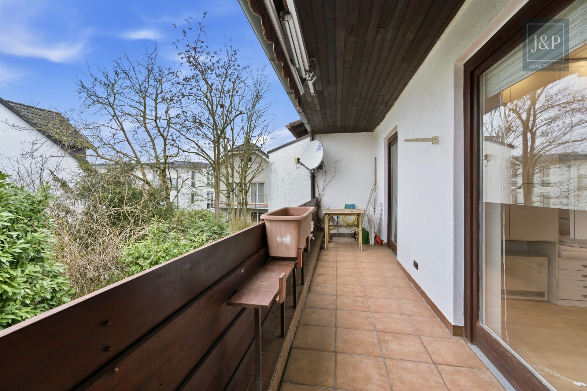 Seltene Gelegenheit: Sanierungsbedürftige DHH am Kapellenberg mit Blick auf Frankfurter Skyline - Balkon