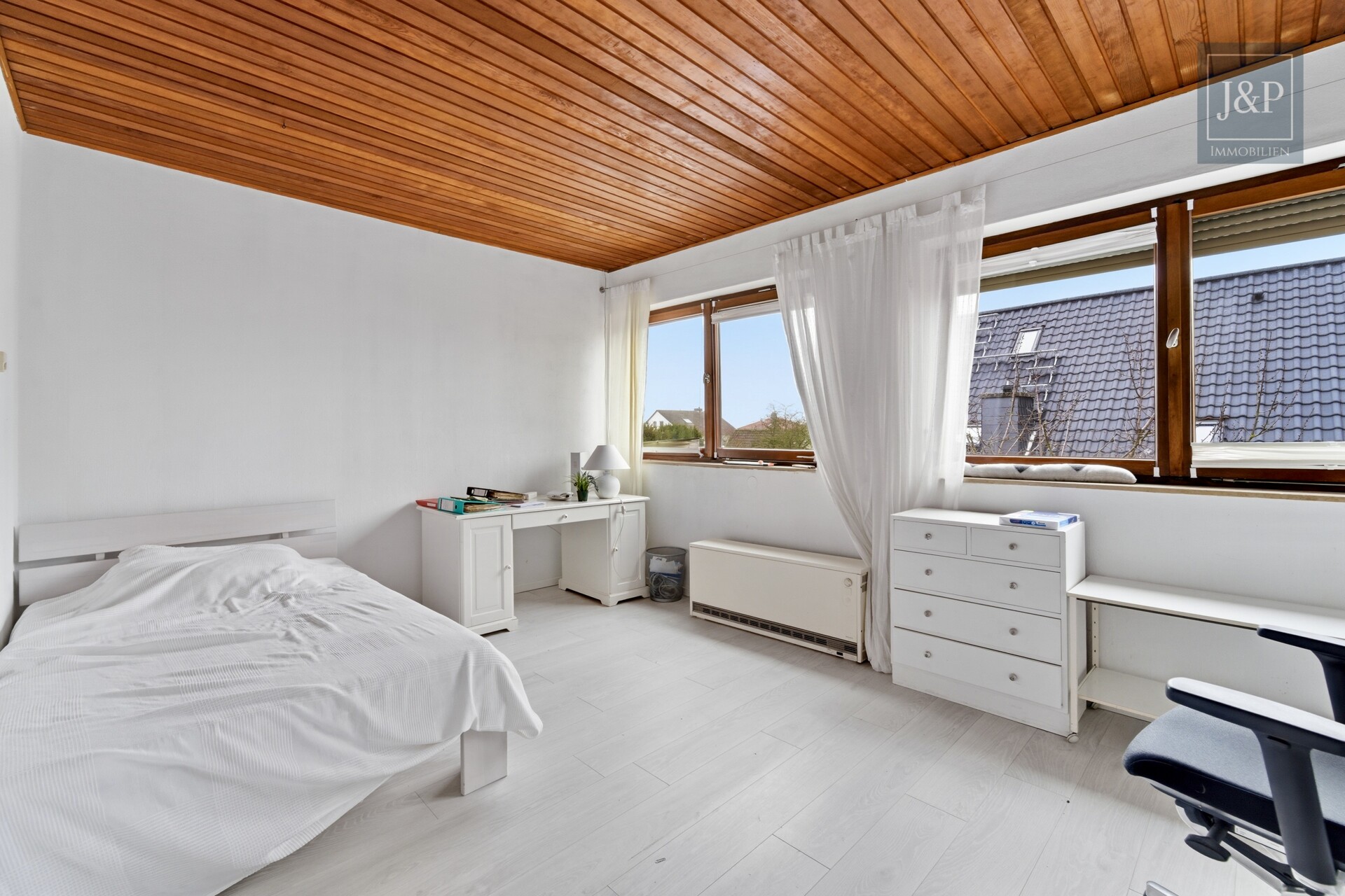 Seltene Gelegenheit: Sanierungsbedürftige DHH am Kapellenberg mit Blick auf Frankfurter Skyline - Schlafzimmer 1