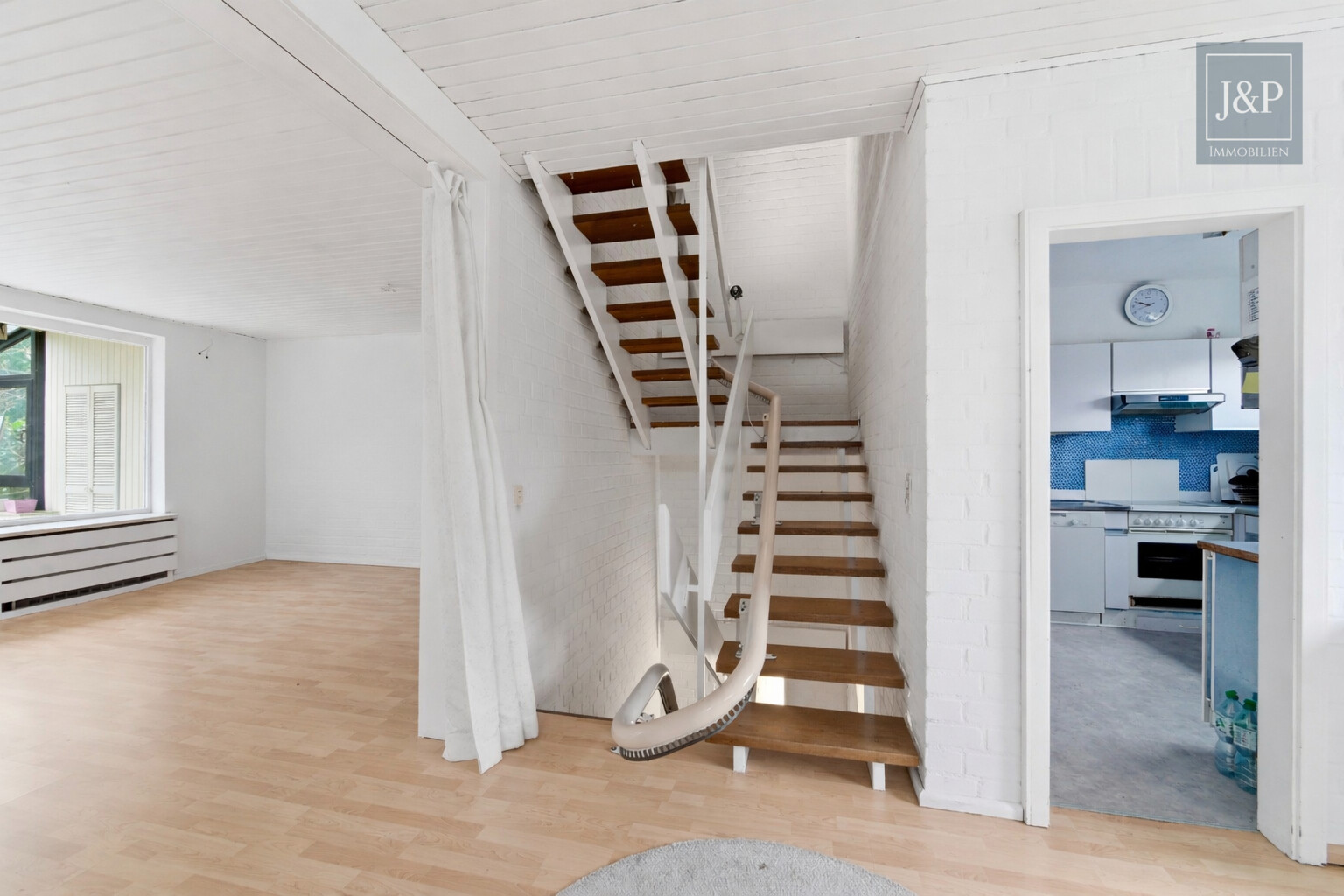 Seltene Gelegenheit: Sanierungsbedürftige DHH am Kapellenberg mit Blick auf Frankfurter Skyline - Treppenaufgang