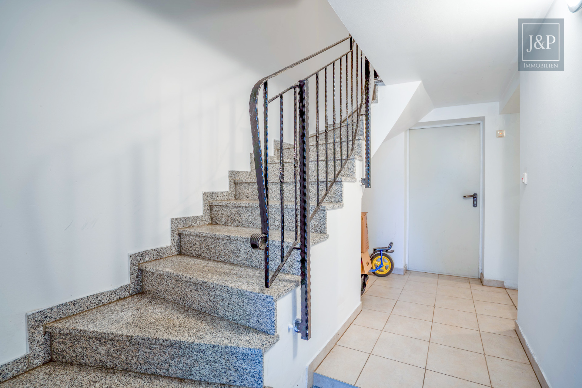 Starke Renditemöglichkeit in Frankfurt-Goldstein. Grundstück in Eigentum! Neuerrichtung 2009 - Treppenhaus