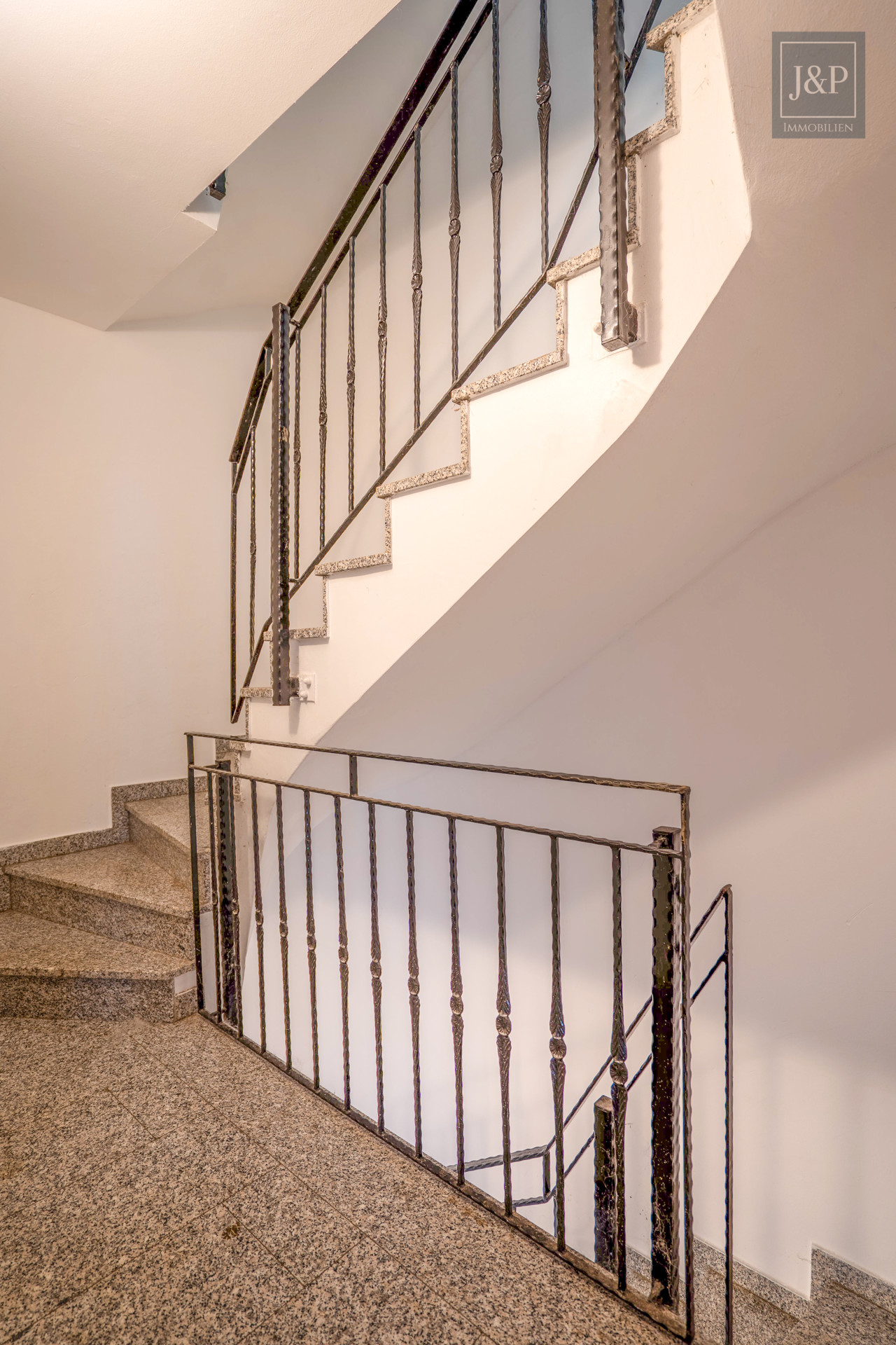 Starke Renditemöglichkeit in Frankfurt-Goldstein. Grundstück in Eigentum! Neuerrichtung 2009 - Treppenhaus