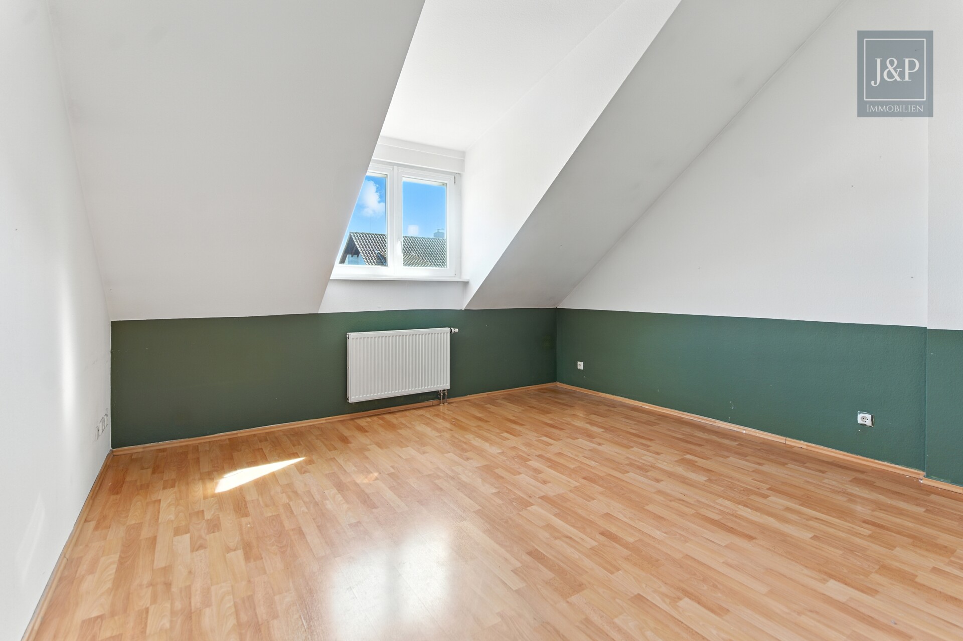 Moderne Dachgeschosswohnung mit Balkon & Taunusblick -zentral in Goldstein - Schlafen 2