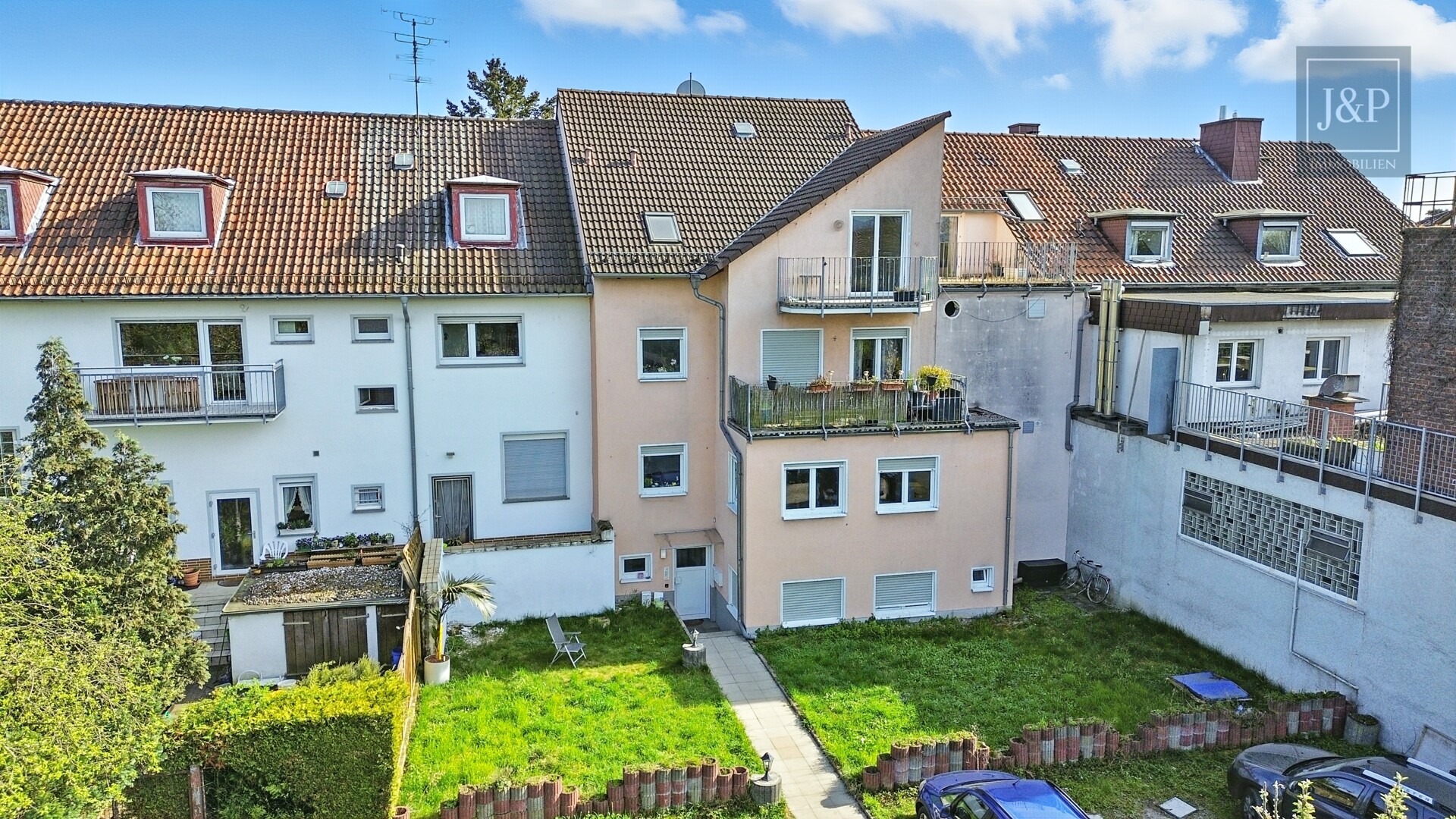 Moderne Dachgeschosswohnung mit Balkon & Taunusblick -zentral in Goldstein - Außenansicht