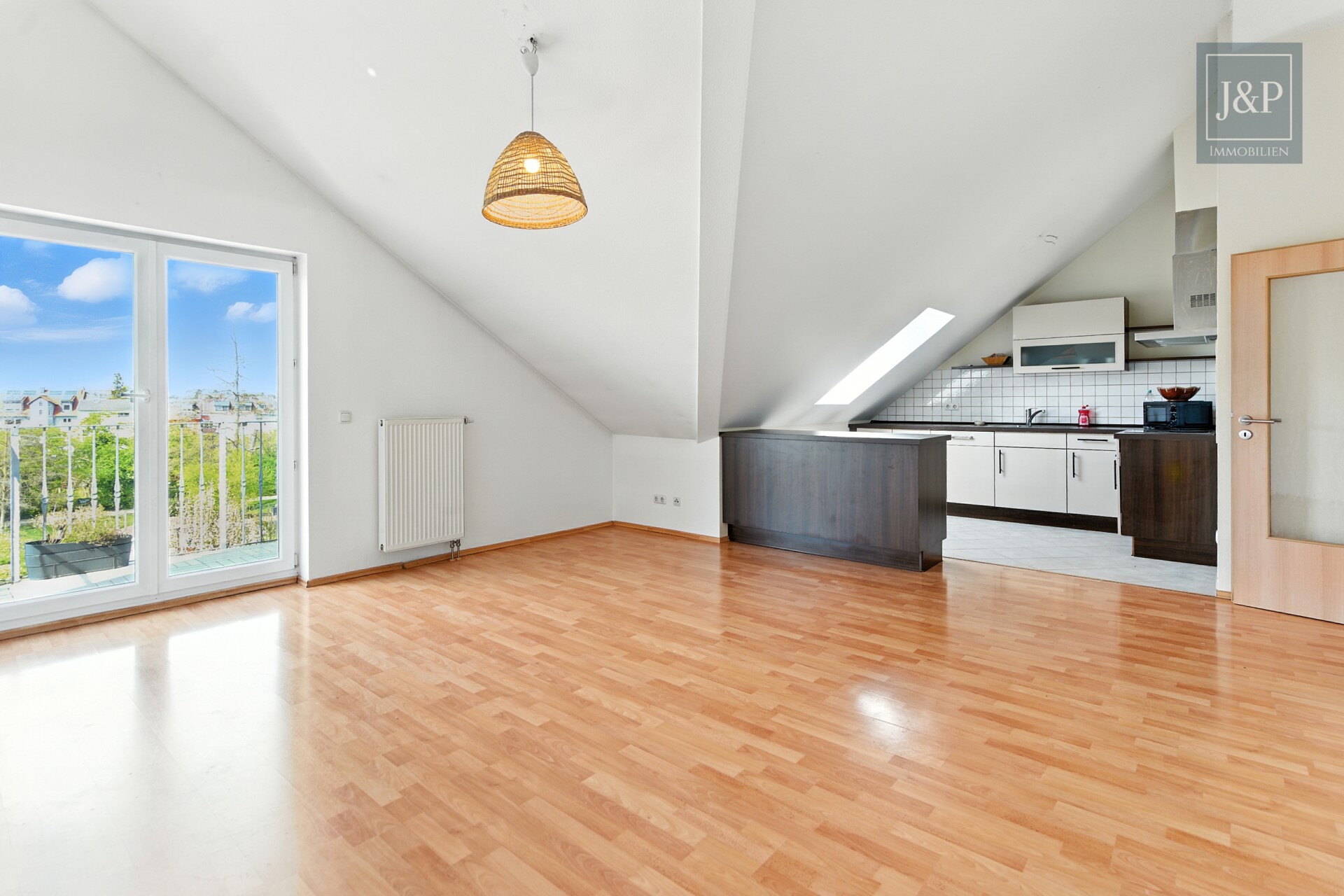 Moderne Dachgeschosswohnung mit Balkon & Taunusblick -zentral in Goldstein - Wohnen