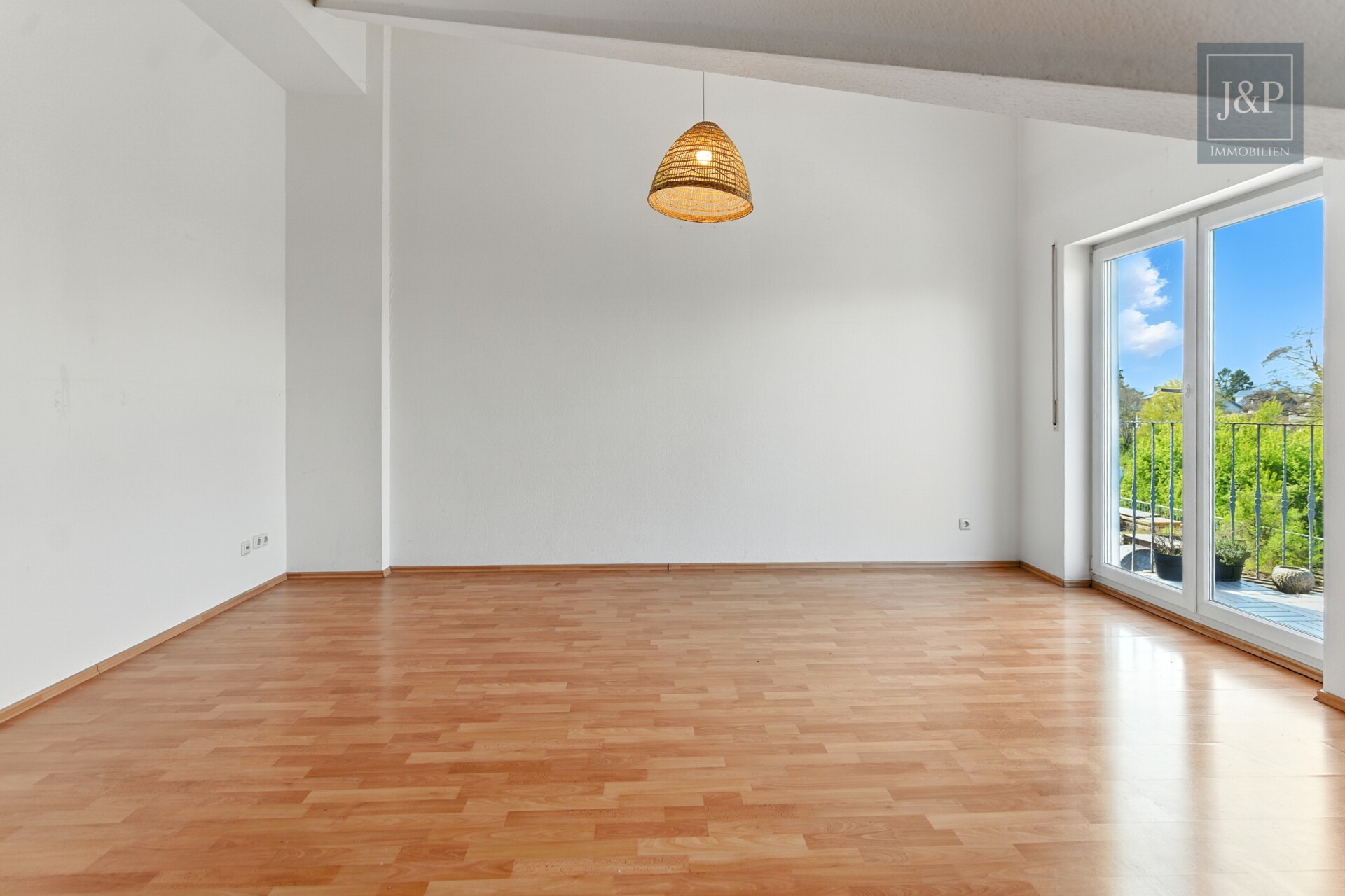 Moderne Dachgeschosswohnung mit Balkon & Taunusblick -zentral in Goldstein - Wohnen