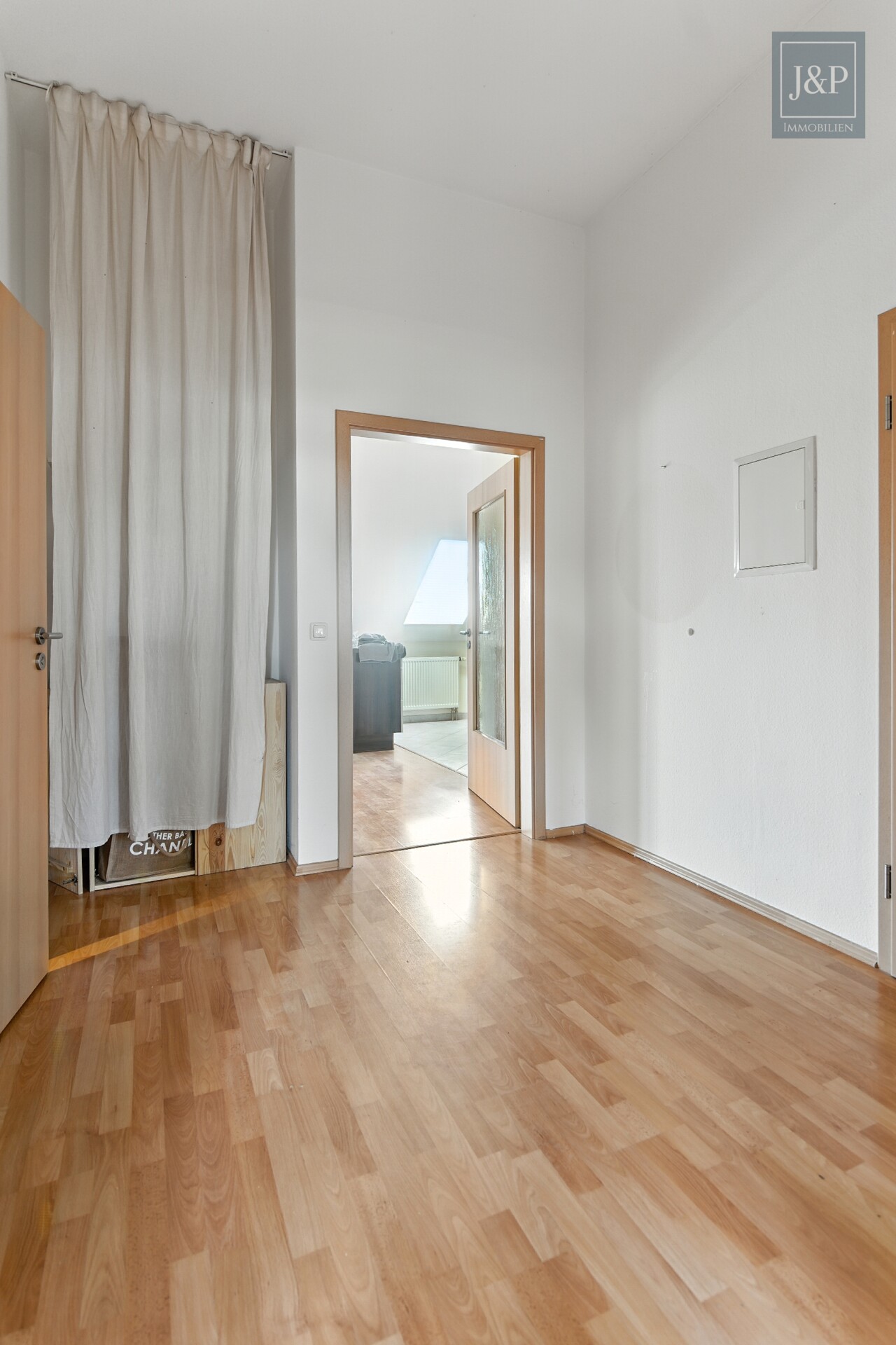 Moderne Dachgeschosswohnung mit Balkon & Taunusblick -zentral in Goldstein - Flurbereich