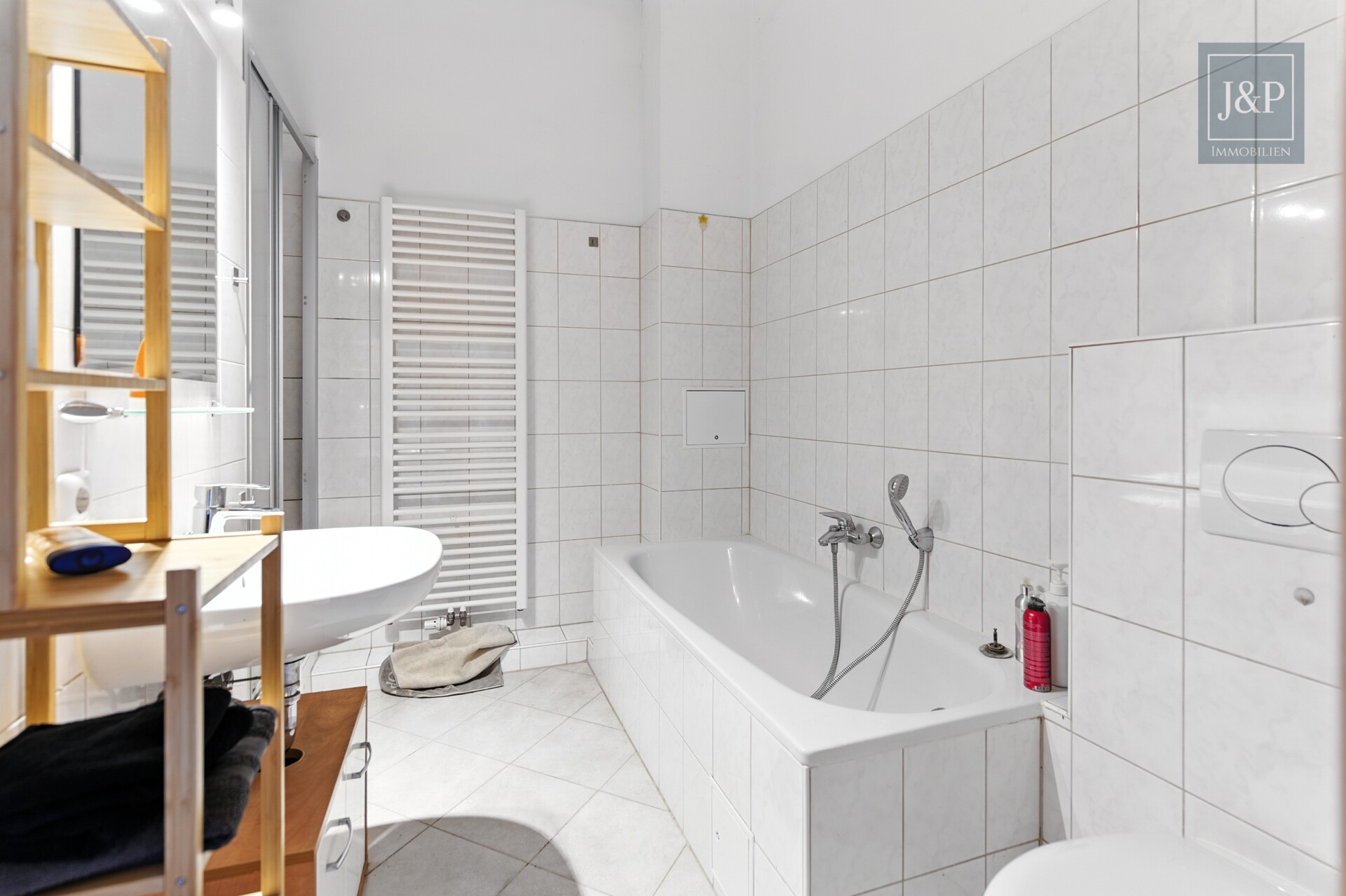 Moderne Dachgeschosswohnung mit Balkon & Taunusblick -zentral in Goldstein - Badezimmer