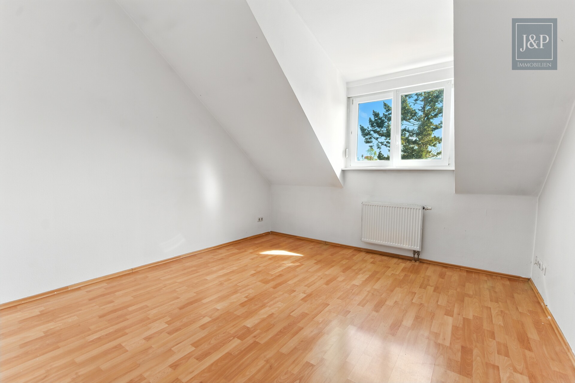 Moderne Dachgeschosswohnung mit Balkon & Taunusblick -zentral in Goldstein - Schlafen 1