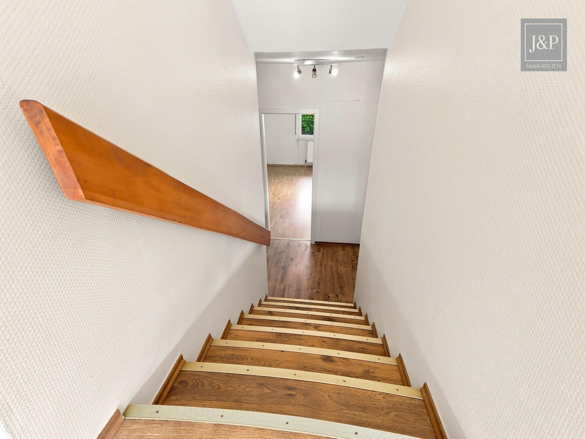 Maisonette in Feldrandlage – Balkon & Garage – sofort verfügbar - Treppe Flur