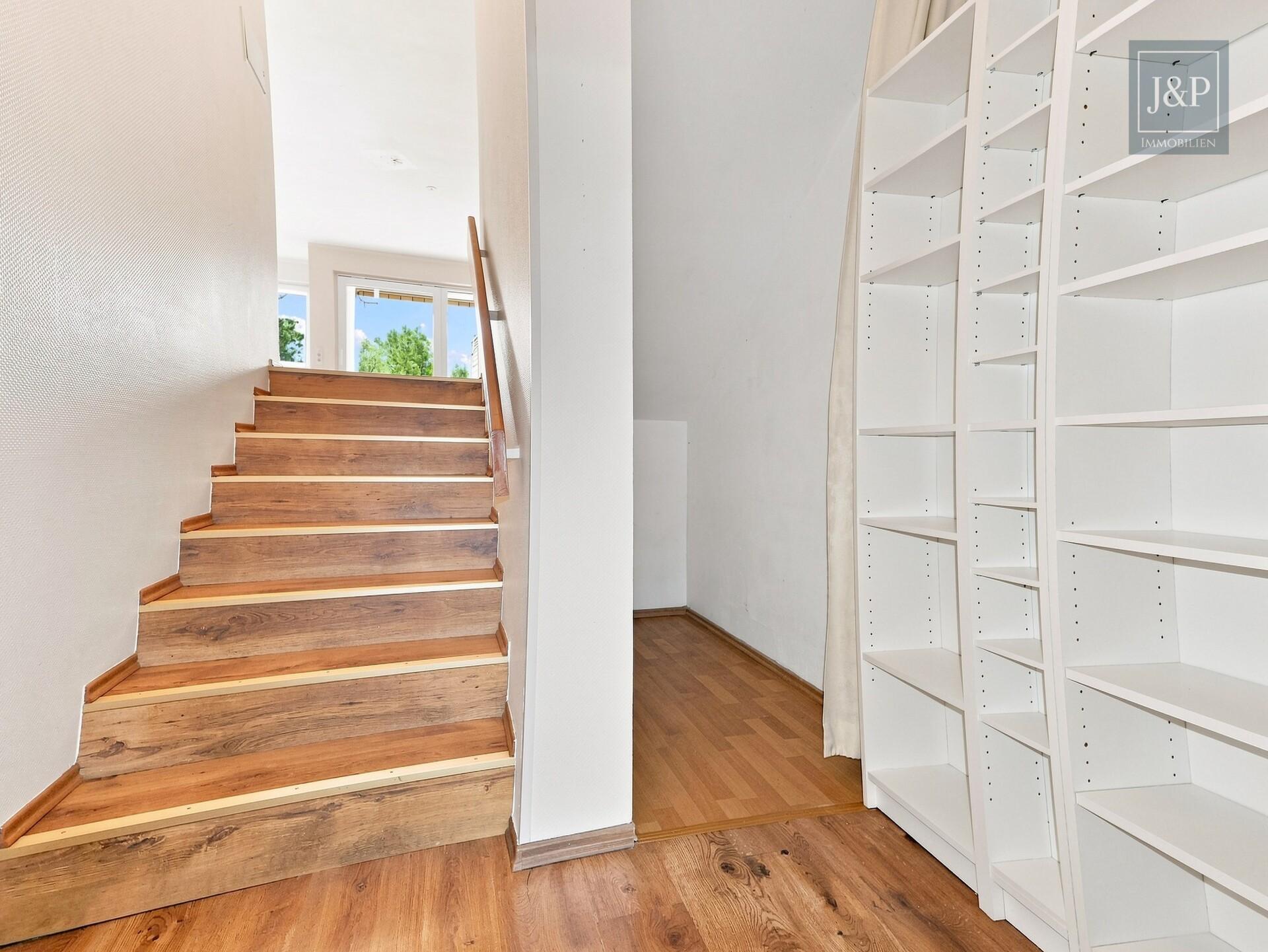 Maisonette in Feldrandlage – Balkon & Garage – sofort verfügbar - Treppe Flur Stauraum