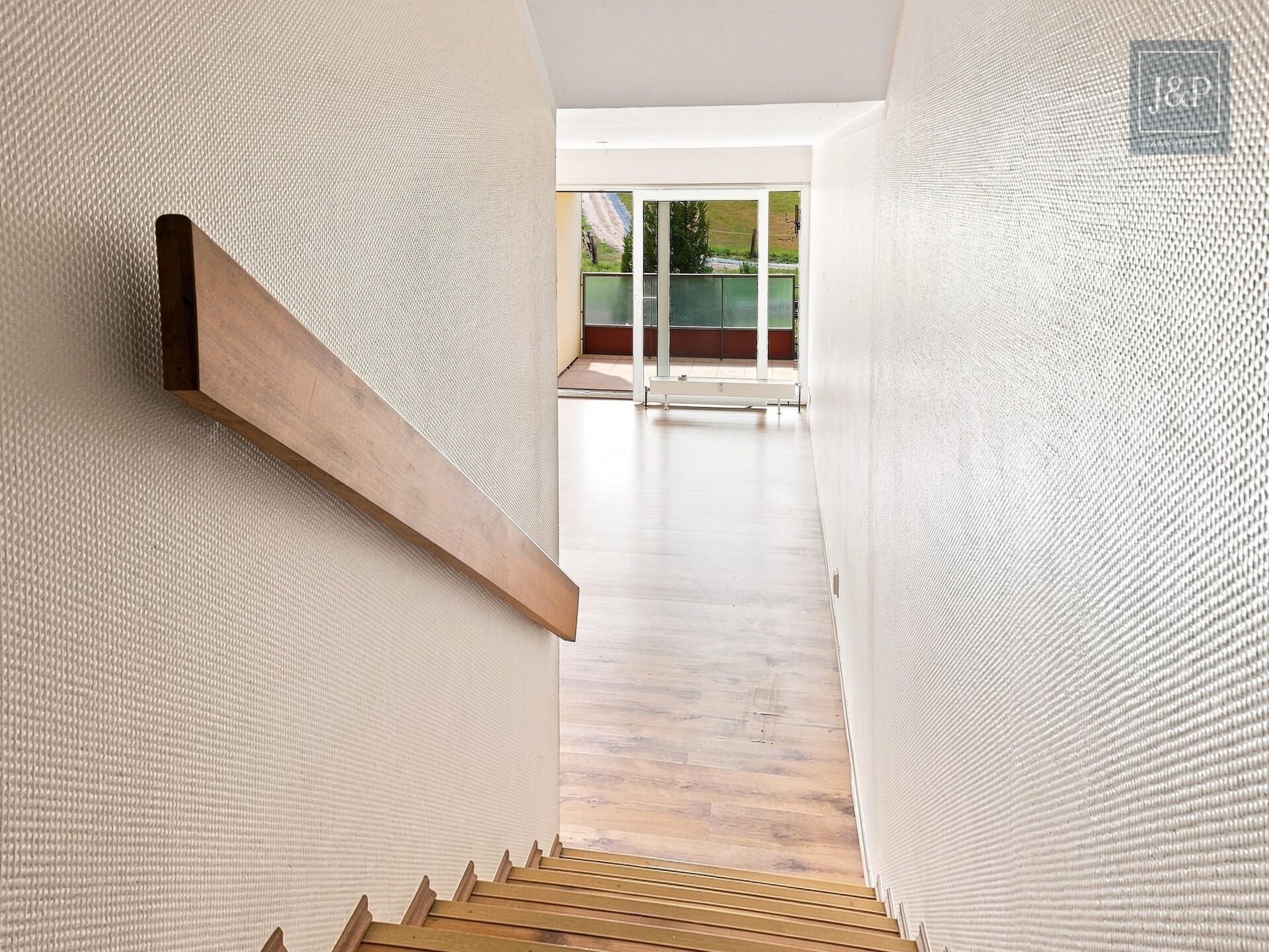 Maisonette in Feldrandlage – Balkon & Garage – sofort verfügbar - Eingangstreppe