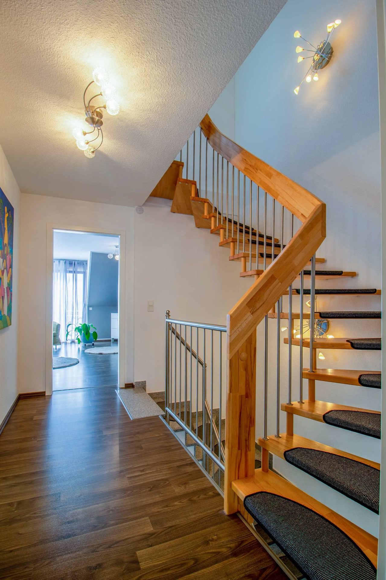 Perfektes Familienzuhause in guter Nachbarschaft: Energetisch, Luxuriös & unverbaubarer Feldblick - Treppenhaus 1.OG