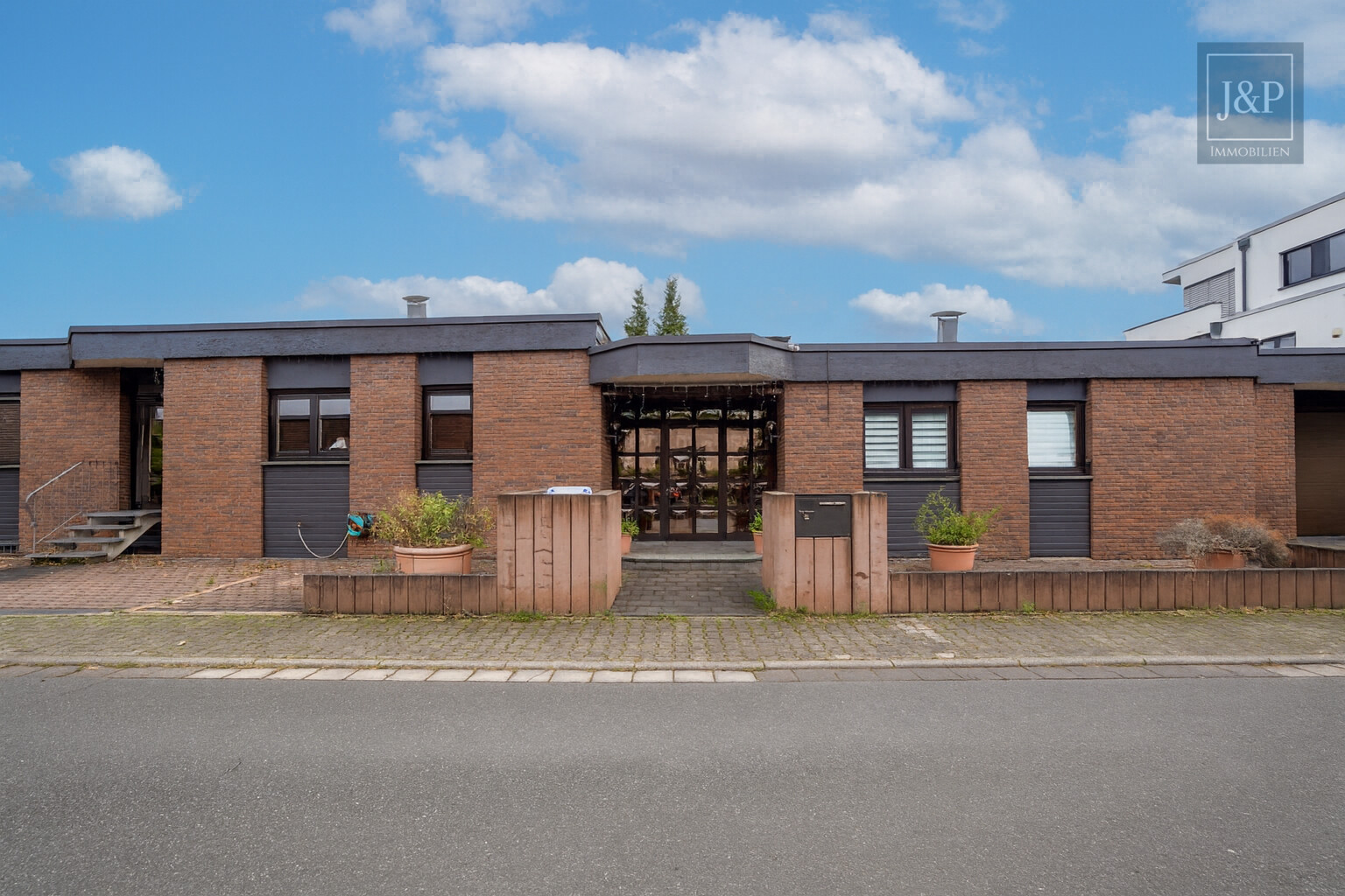 Repräsentativer Bungalow im Villenviertel von Langen – modernisiert und vielseitig nutzbar! - Außenansicht