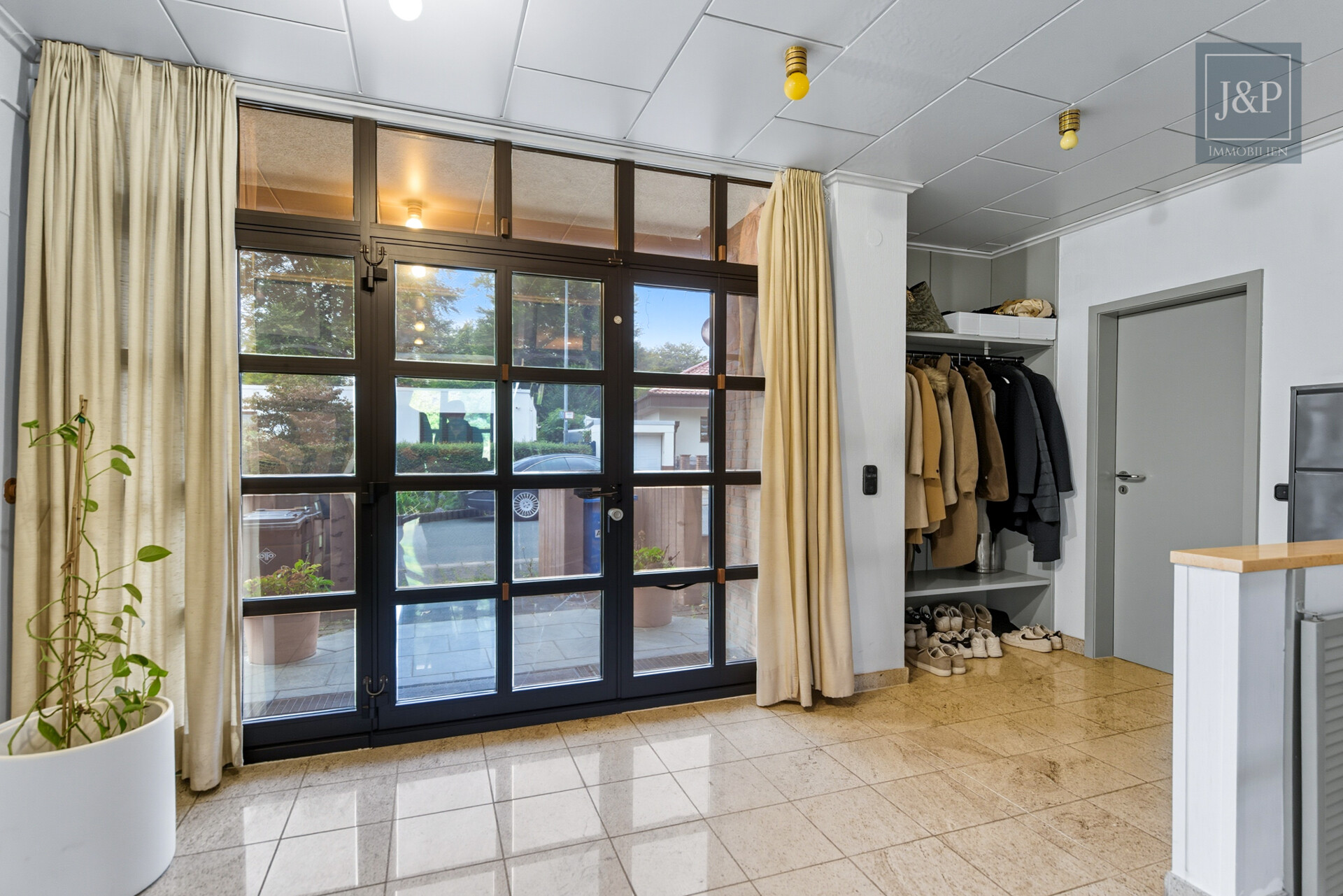 Repräsentativer Bungalow im Villenviertel von Langen – modernisiert und vielseitig nutzbar! - Eingangsbereich