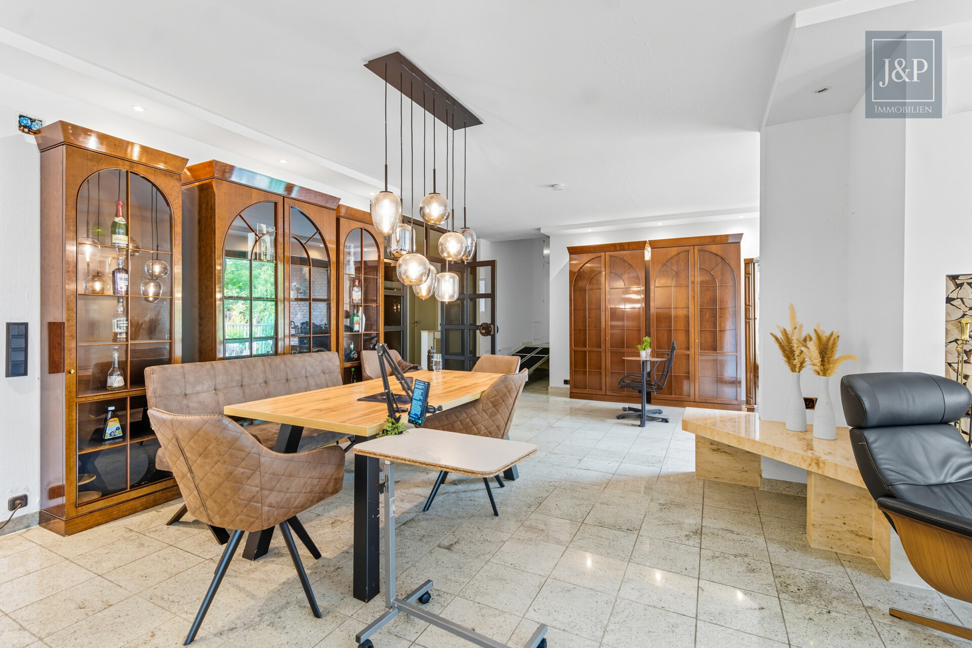 Repräsentativer Bungalow im Villenviertel von Langen – modernisiert und vielseitig nutzbar! - Wohnzimmer