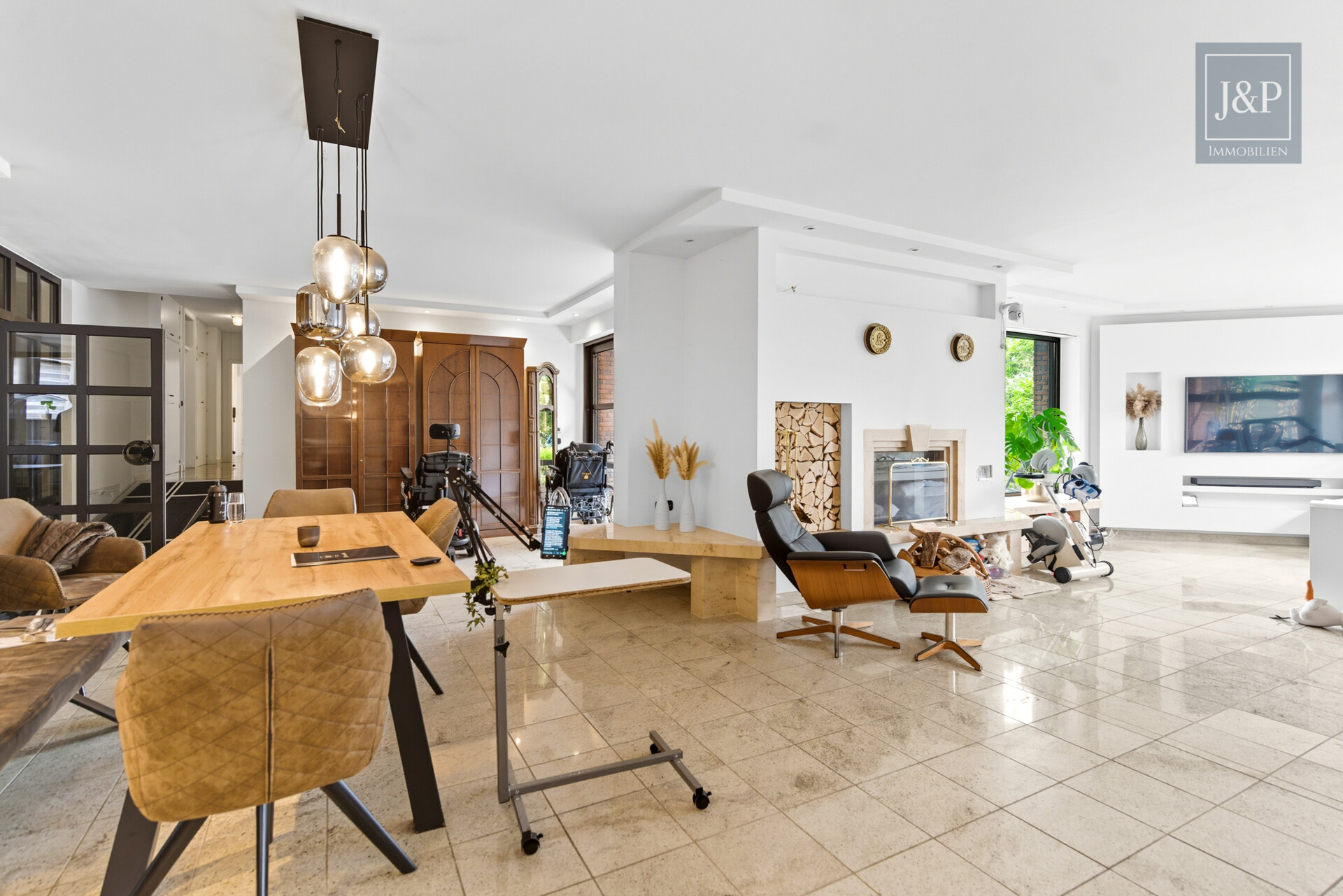 Repräsentativer Bungalow im Villenviertel von Langen – modernisiert und vielseitig nutzbar! - Wohnzimmer