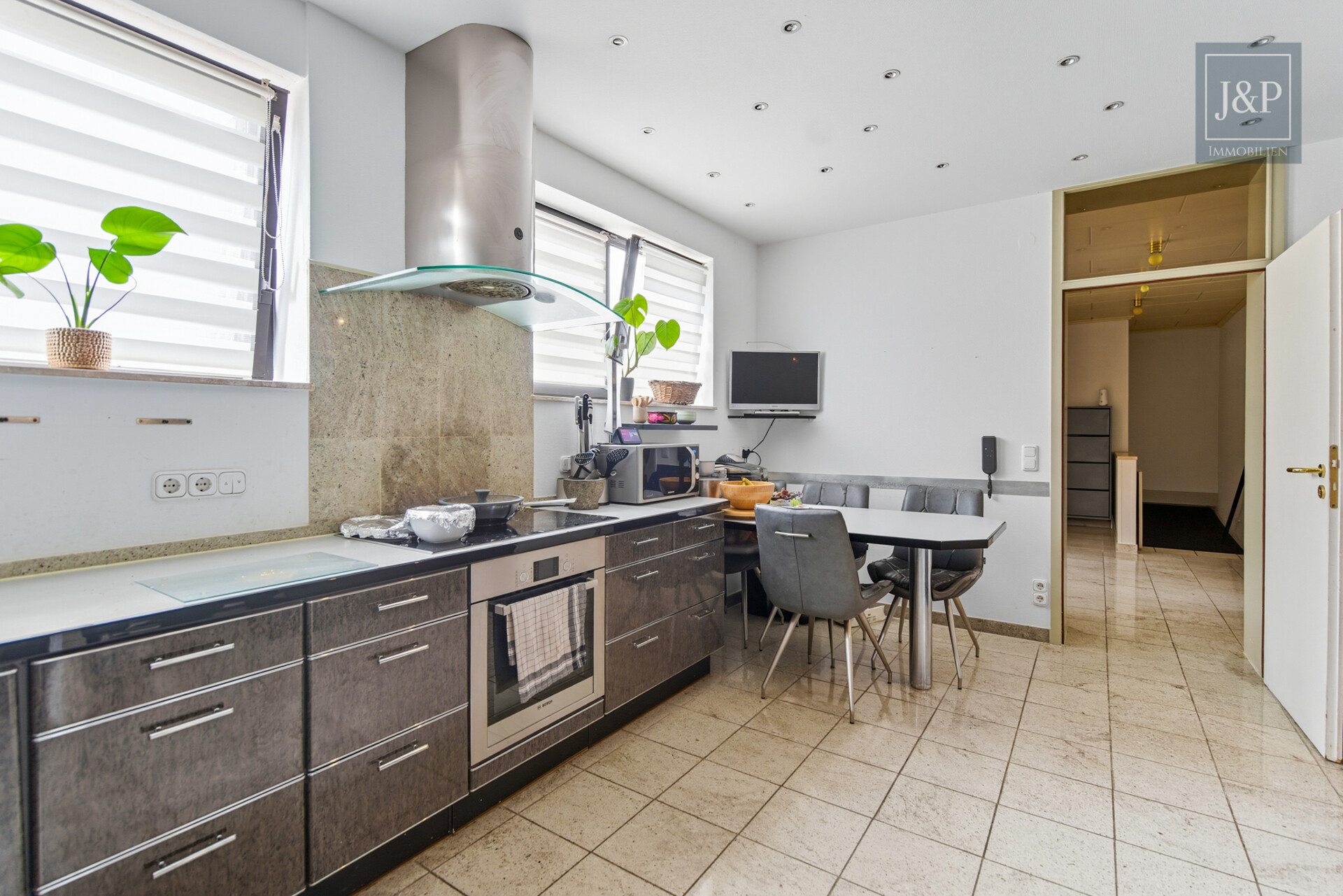 Repräsentativer Bungalow im Villenviertel von Langen – modernisiert und vielseitig nutzbar! - Küche