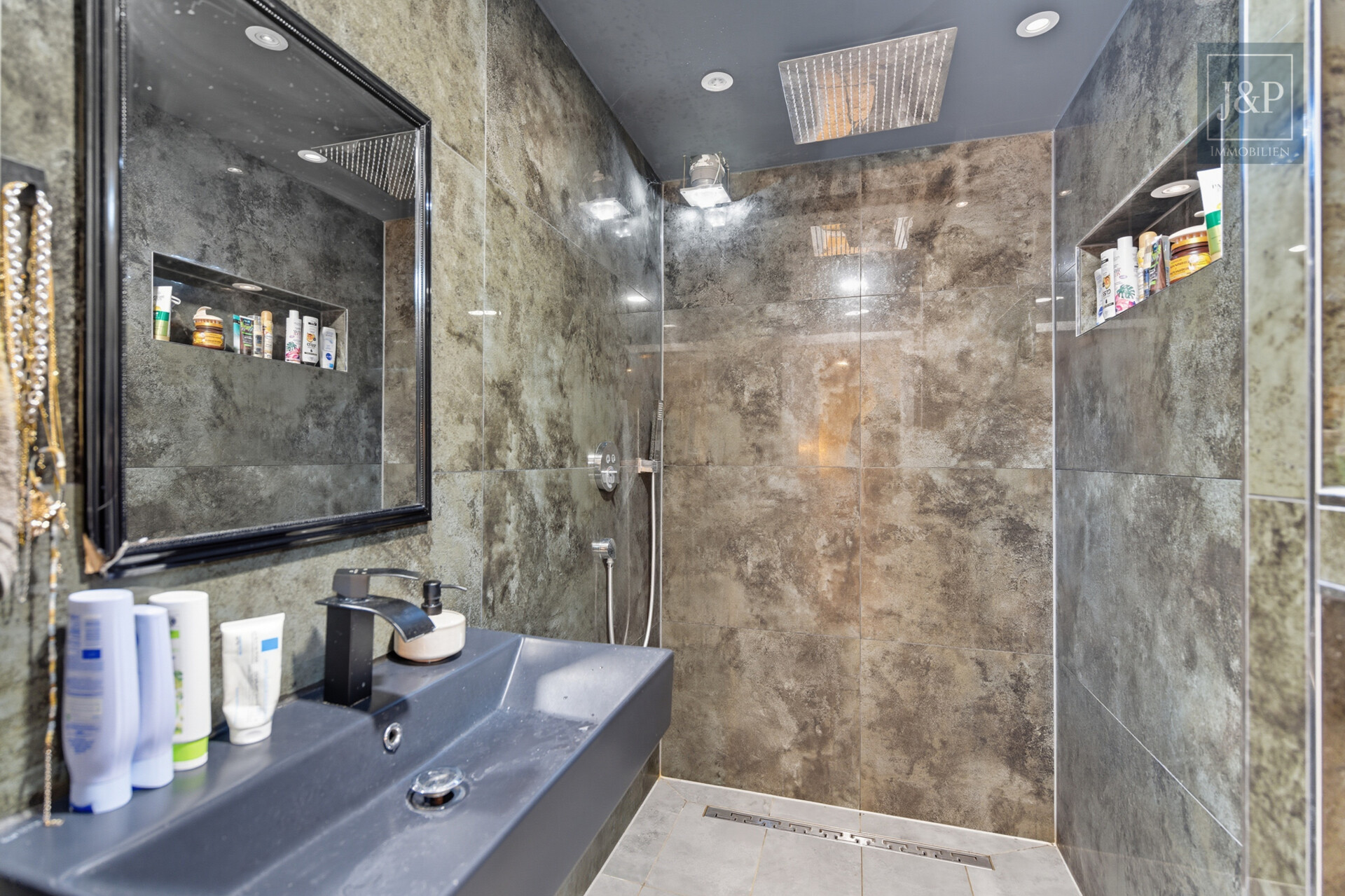 Repräsentativer Bungalow im Villenviertel von Langen – modernisiert und vielseitig nutzbar! - Duschbad 2