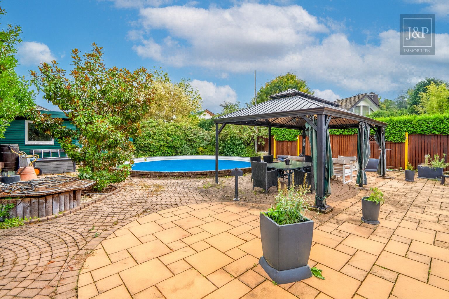 Repräsentativer Bungalow im Villenviertel von Langen – modernisiert und vielseitig nutzbar! - Pool