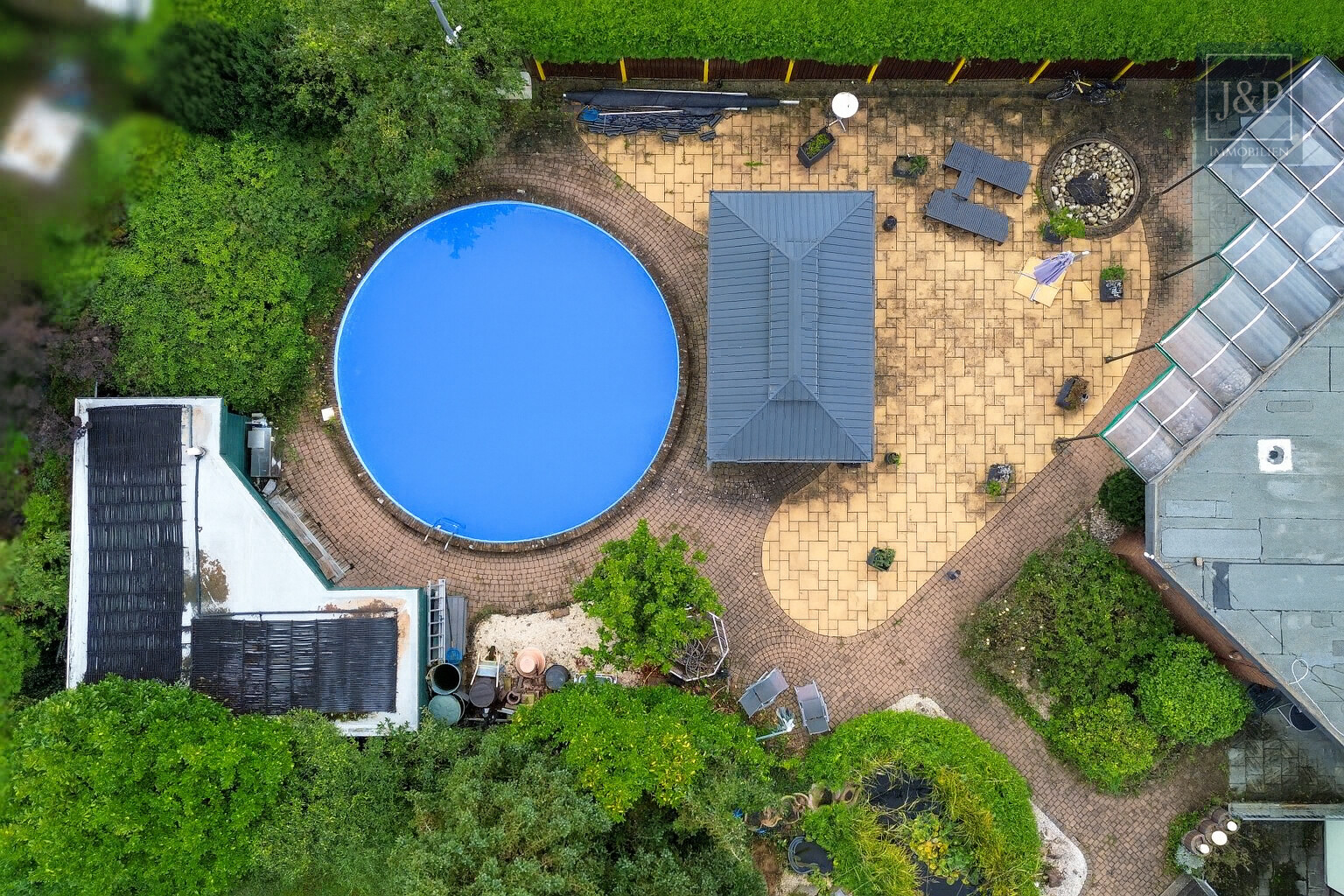 Repräsentativer Bungalow im Villenviertel von Langen – modernisiert und vielseitig nutzbar! - Luftaufnahme