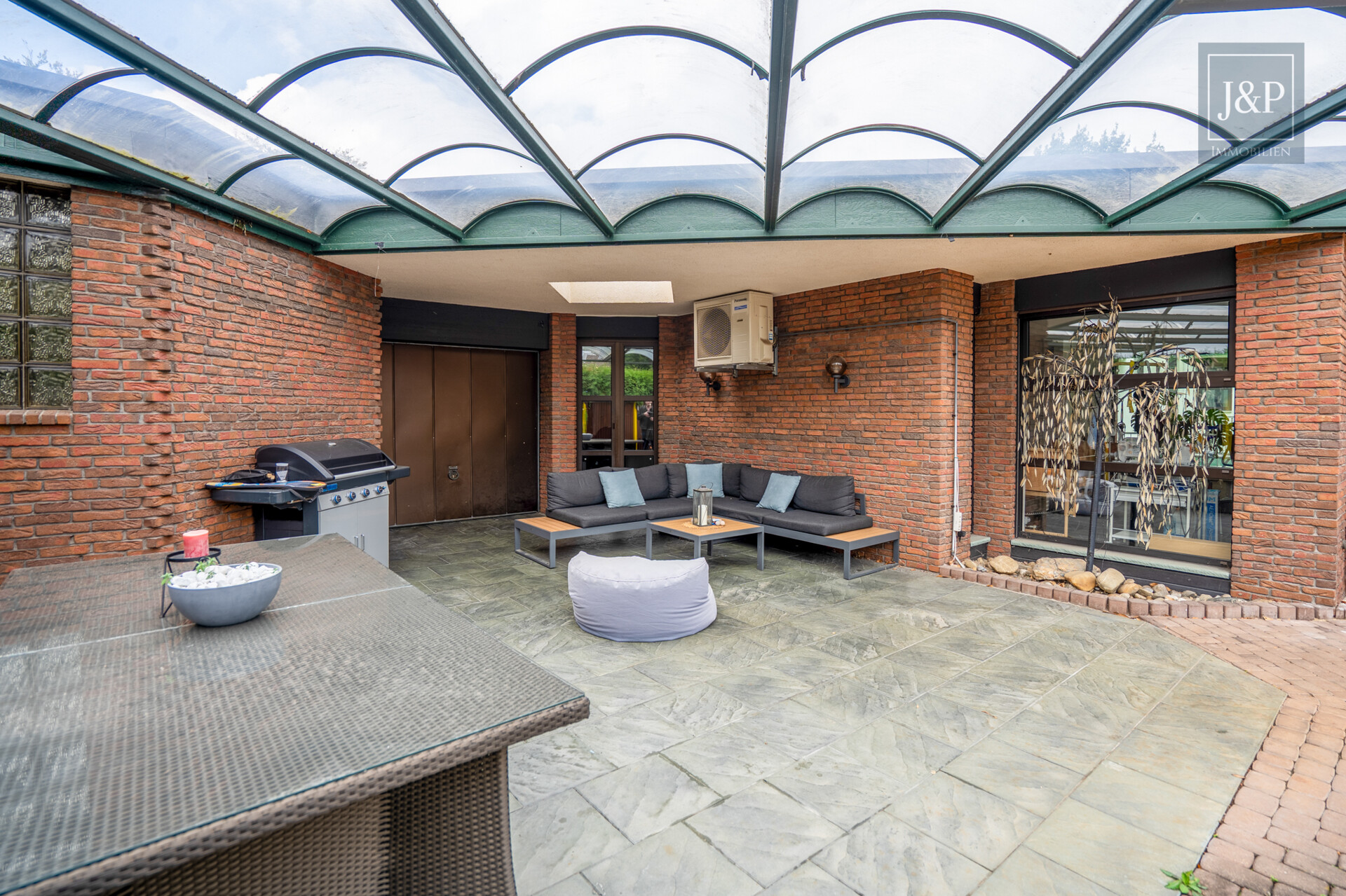 Repräsentativer Bungalow im Villenviertel von Langen – modernisiert und vielseitig nutzbar! - Terrasse