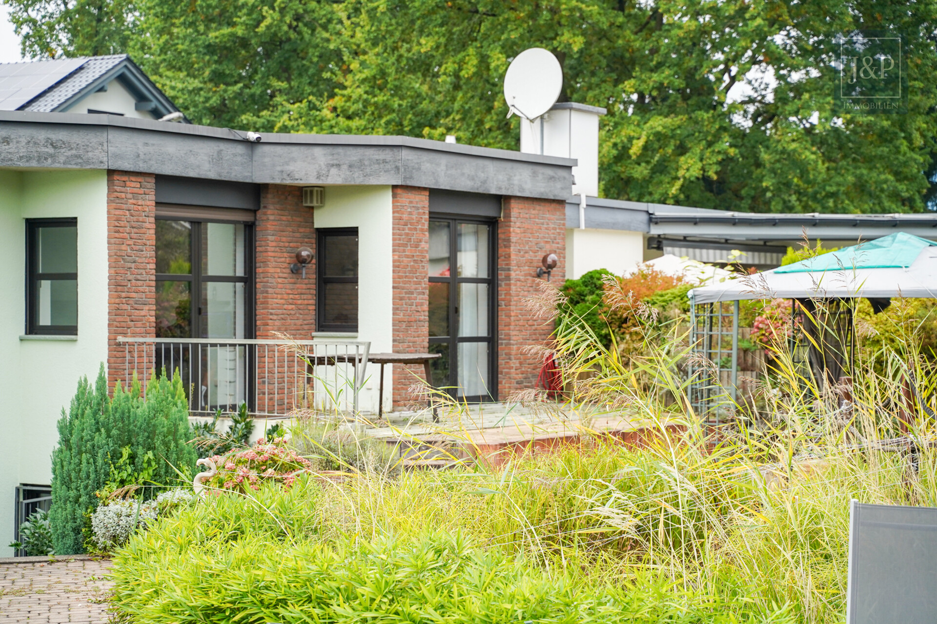 Repräsentativer Bungalow im Villenviertel von Langen – modernisiert und vielseitig nutzbar! - Außenansicht
