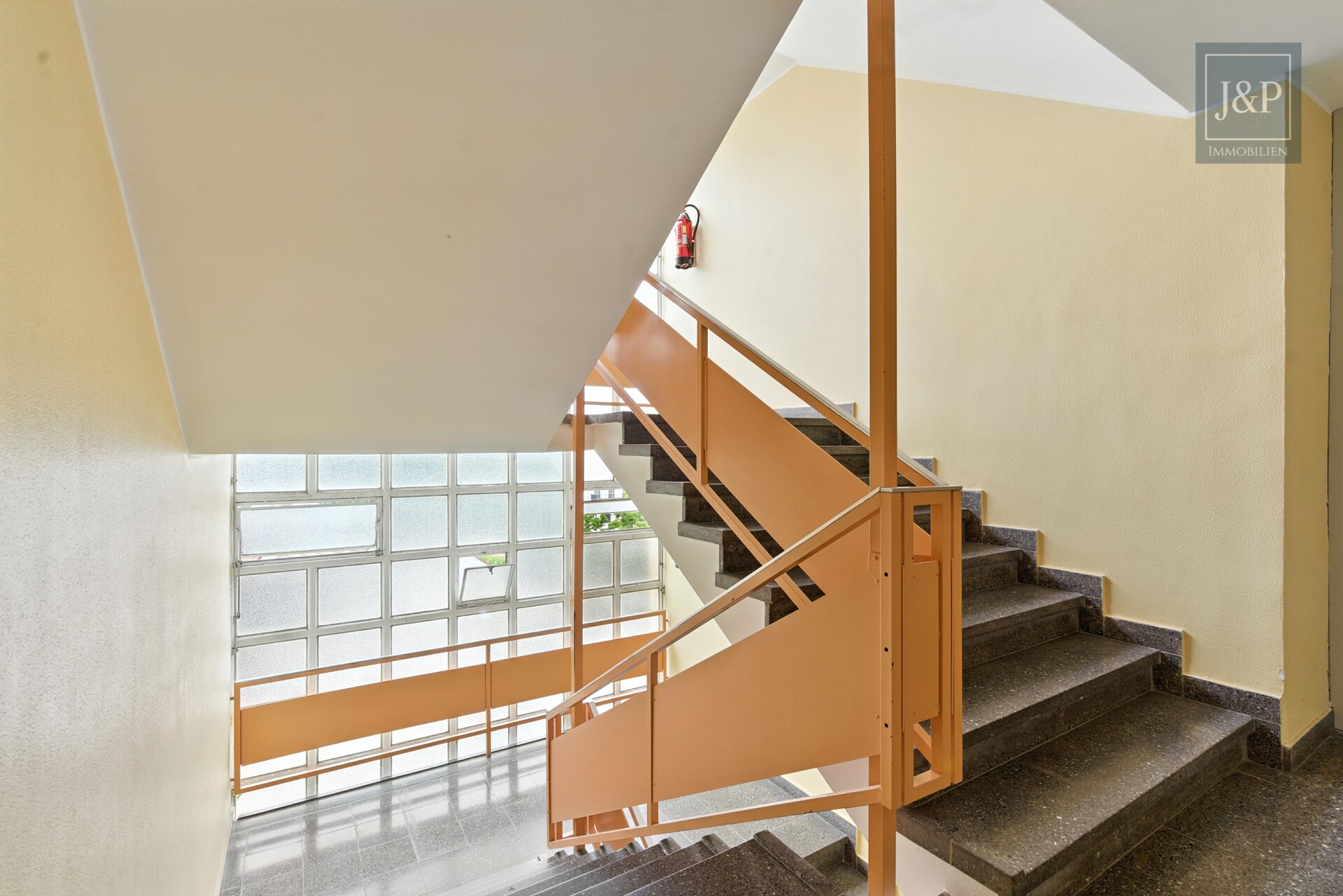 Saniert, bezugsfrei, modern: Möblierte 3-Zimmer-Wohnung in Dreieich-Sprendlingen! - Treppenhaus