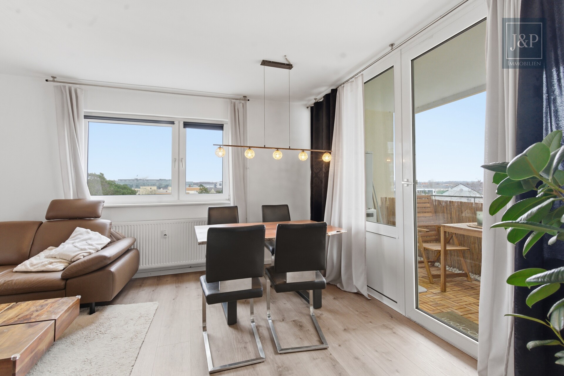 Saniert, bezugsfrei, modern: Möblierte 3-Zimmer-Wohnung in Dreieich-Sprendlingen! - Wohnzimmer