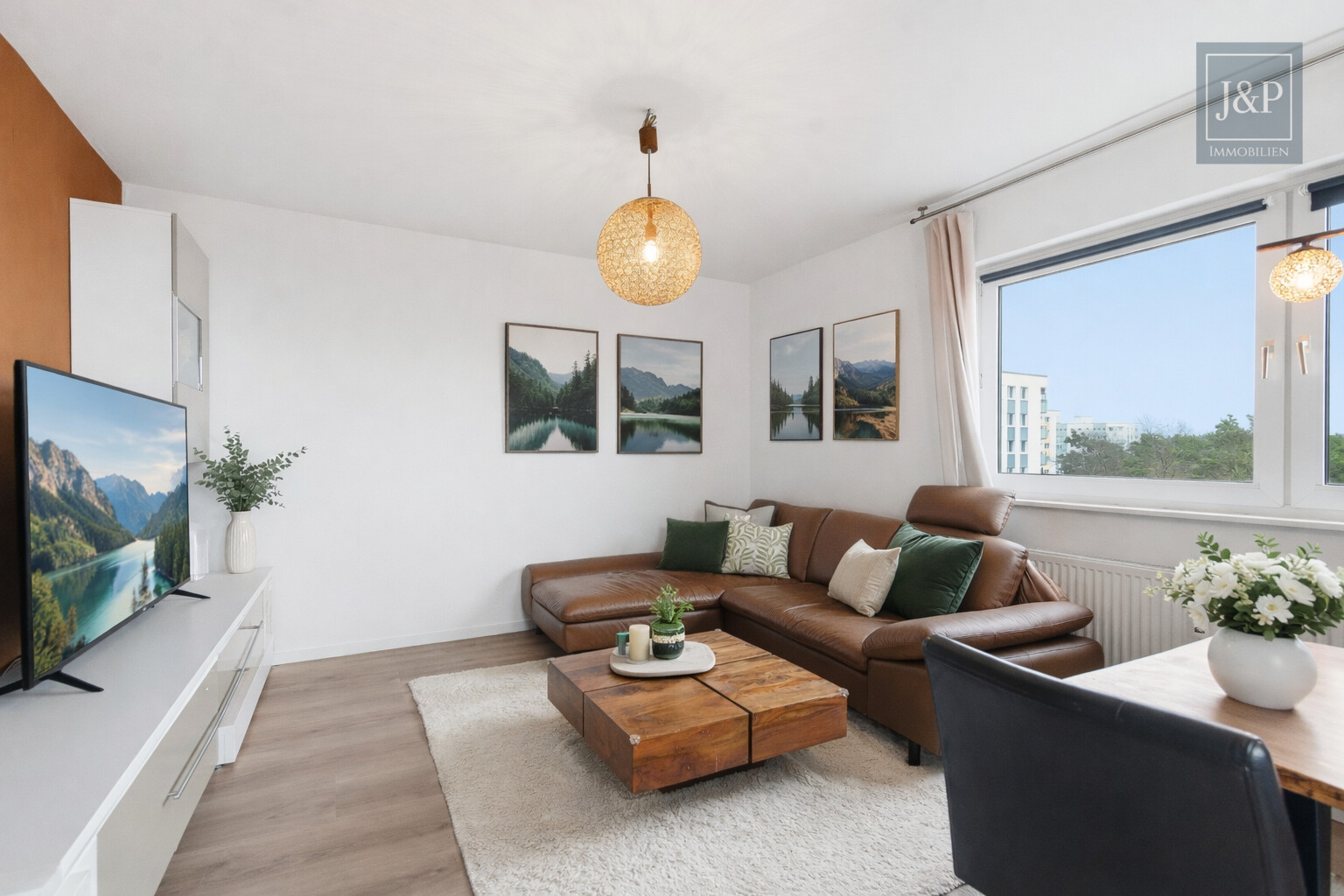 Saniert, bezugsfrei, modern: Möblierte 3-Zimmer-Wohnung in Dreieich-Sprendlingen! - Wohnzimmer