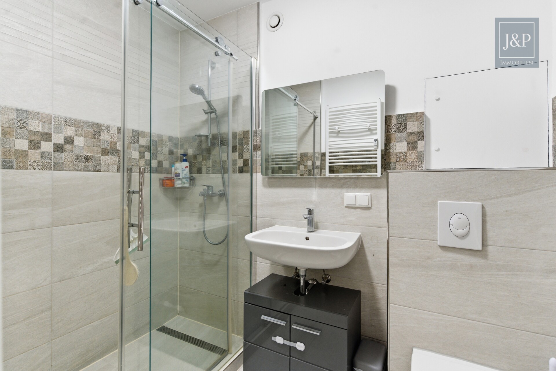 Saniert, bezugsfrei, modern: Möblierte 3-Zimmer-Wohnung in Dreieich-Sprendlingen! - Saniertes Badezimmer