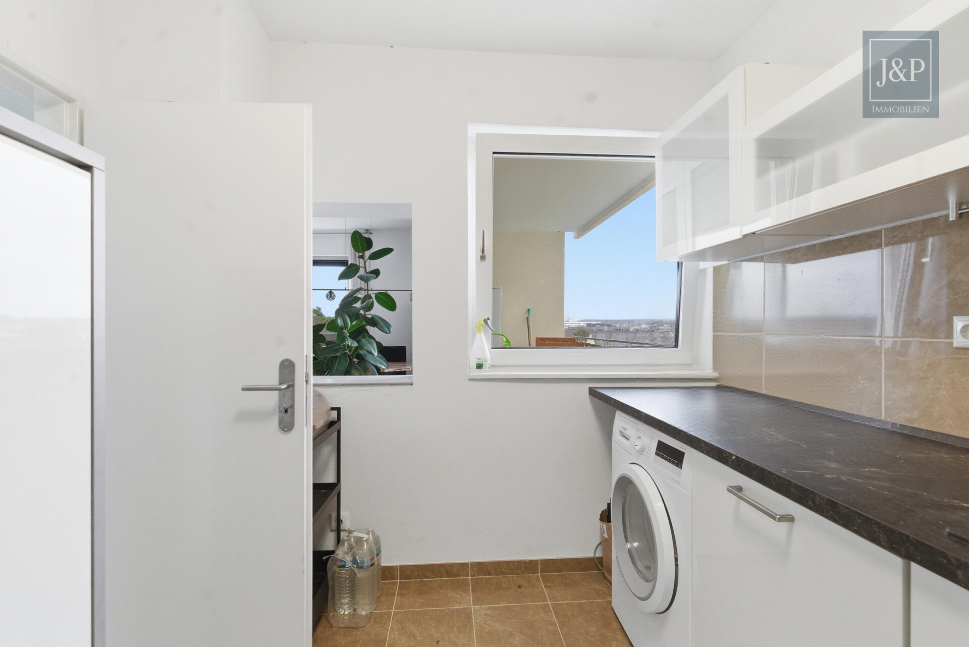 Saniert, bezugsfrei, modern: Möblierte 3-Zimmer-Wohnung in Dreieich-Sprendlingen! - Küche