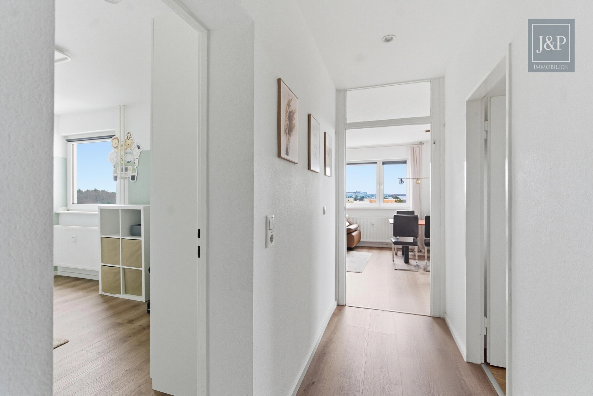 Saniert, bezugsfrei, modern: Möblierte 3-Zimmer-Wohnung in Dreieich-Sprendlingen! - Flur