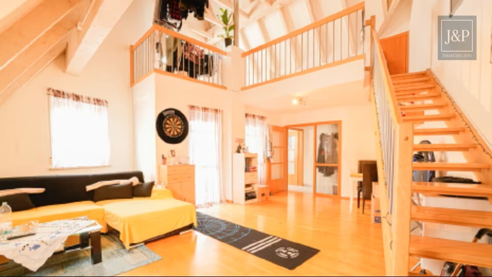 Lichtdurchflutete Maisonettewohnung mit Galerie und Balkon in zentraler Lage - Wohnbereich