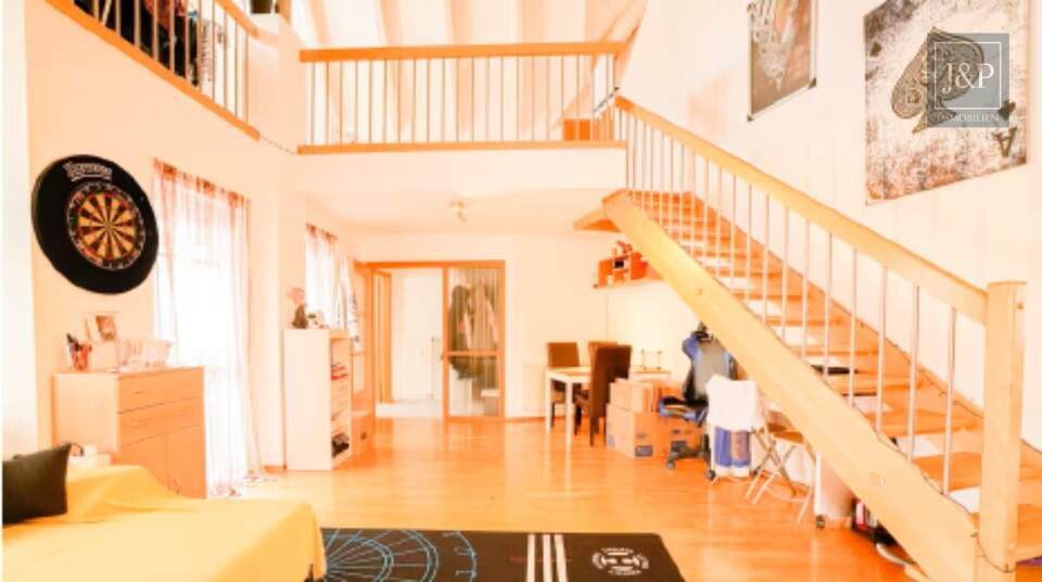 Lichtdurchflutete Maisonettewohnung mit Galerie und Balkon in zentraler Lage - Wohnbereich