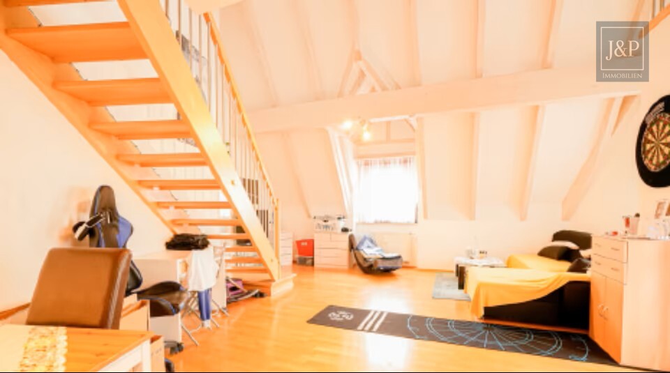 Lichtdurchflutete Maisonettewohnung mit Galerie und Balkon in zentraler Lage - Wohnbereich