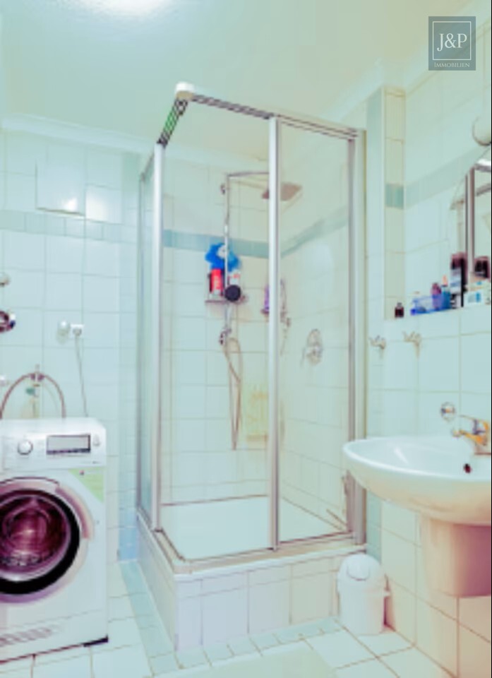 Lichtdurchflutete Maisonettewohnung mit Galerie und Balkon in zentraler Lage - Badezimmer