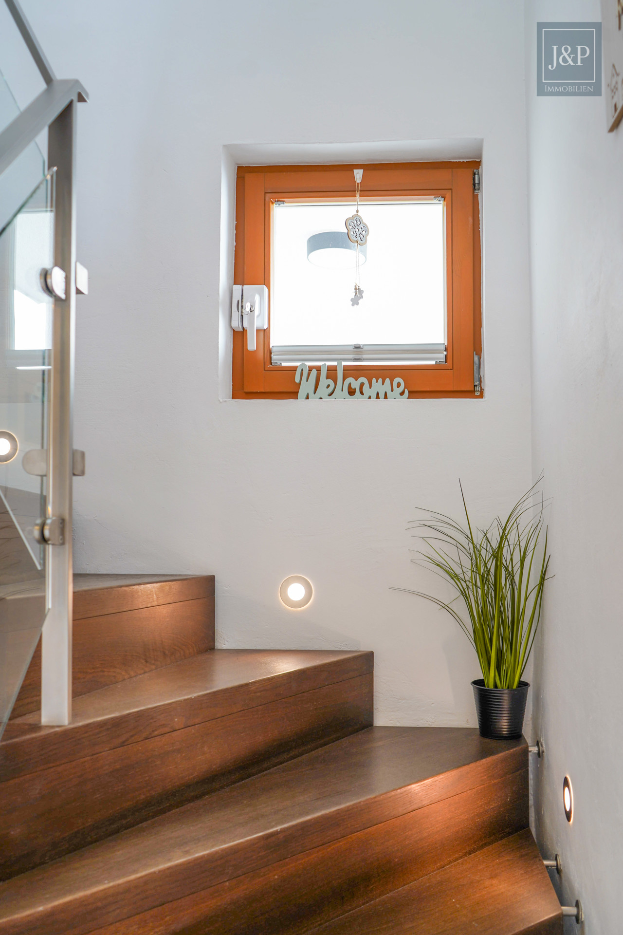 Weitblick ins Grüne - Luxuriöser Lebensstil mit traumhaftem Garten EFH mit ELW - Flur zur ELW