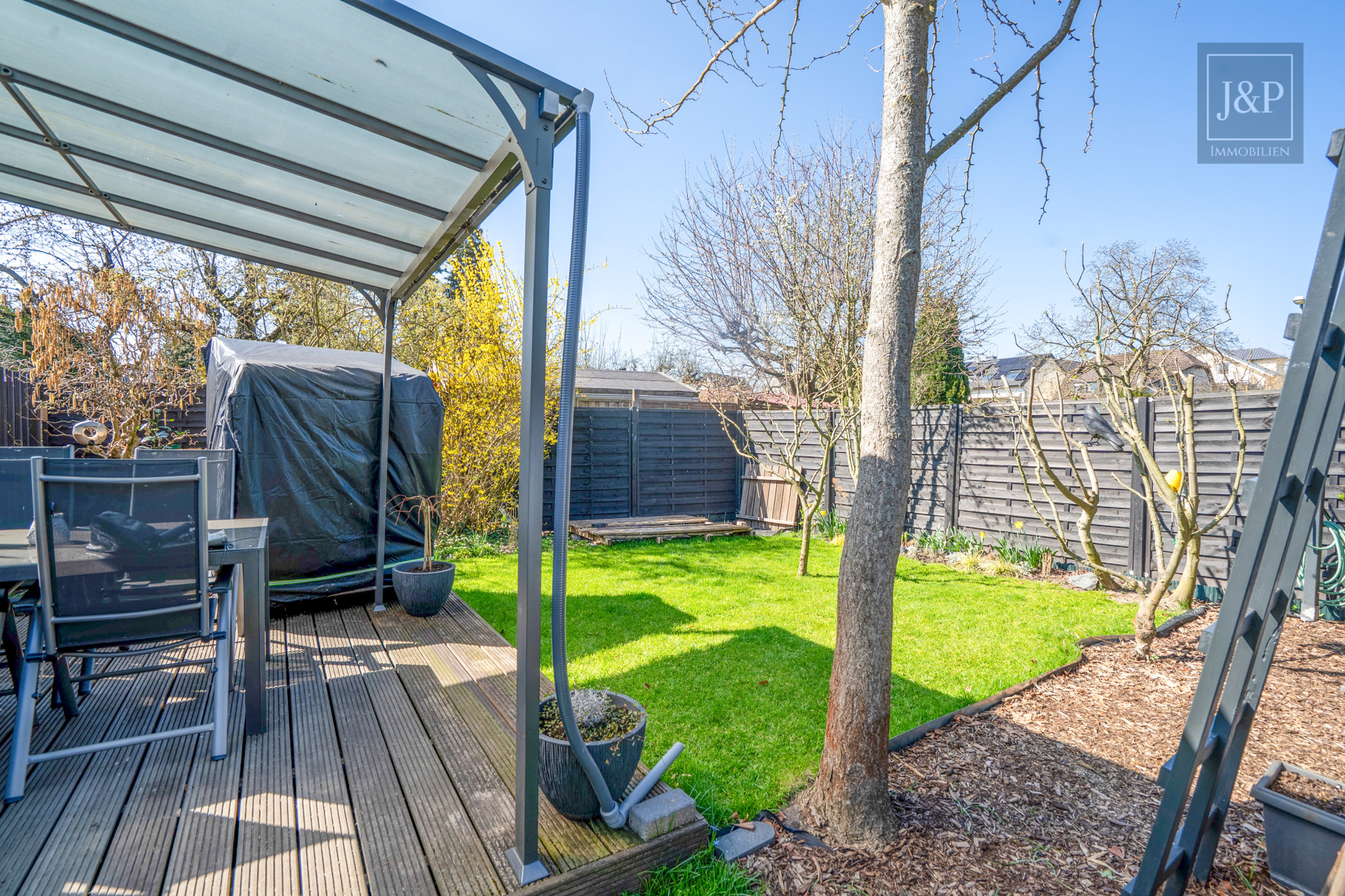 Weitblick ins Grüne - Luxuriöser Lebensstil mit traumhaftem Garten EFH mit ELW - Abgetrennte Terrasse