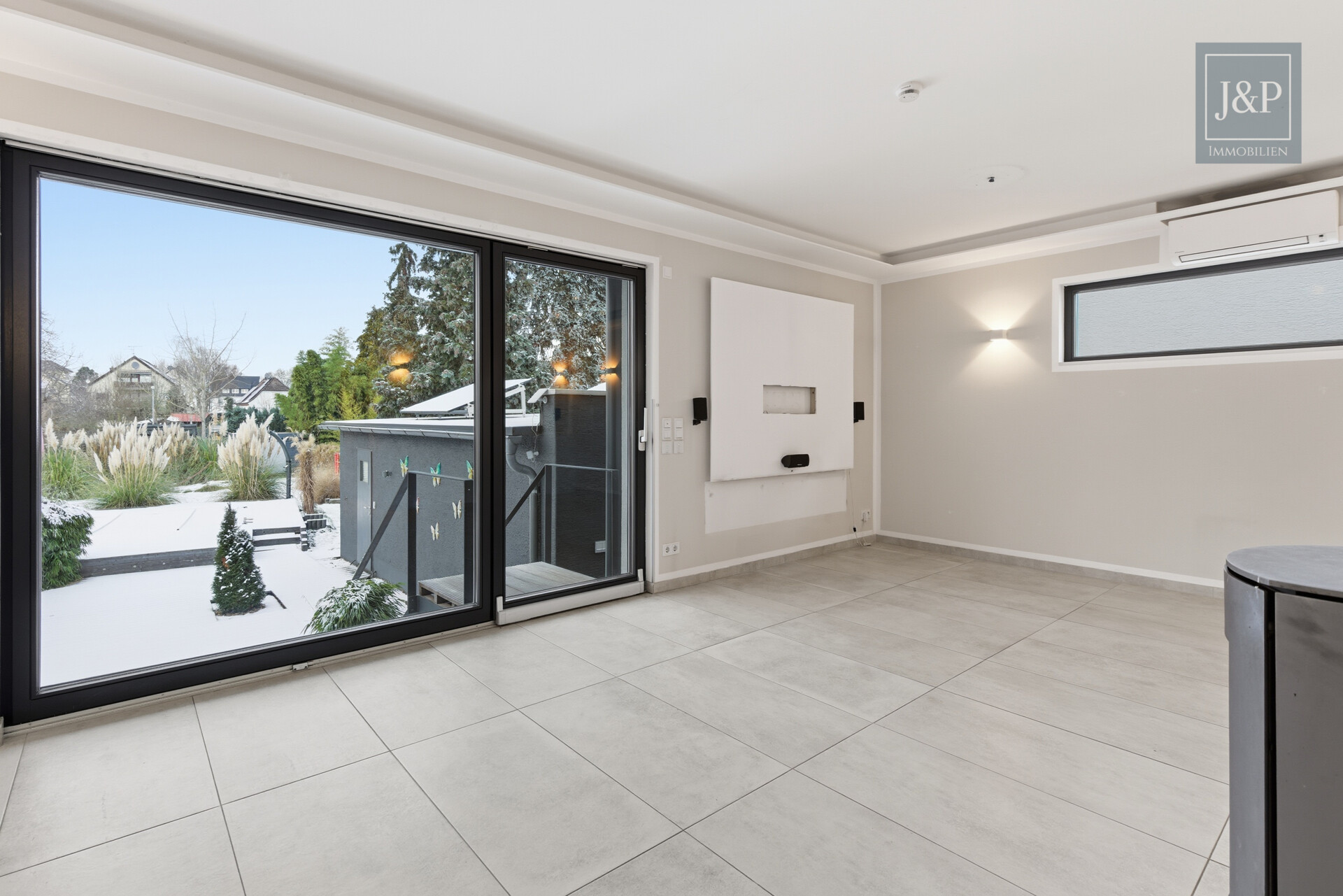 Weitblick ins Grüne - Luxuriöser Lebensstil mit traumhaftem Garten EFH mit ELW - Wohn - & Essbereich