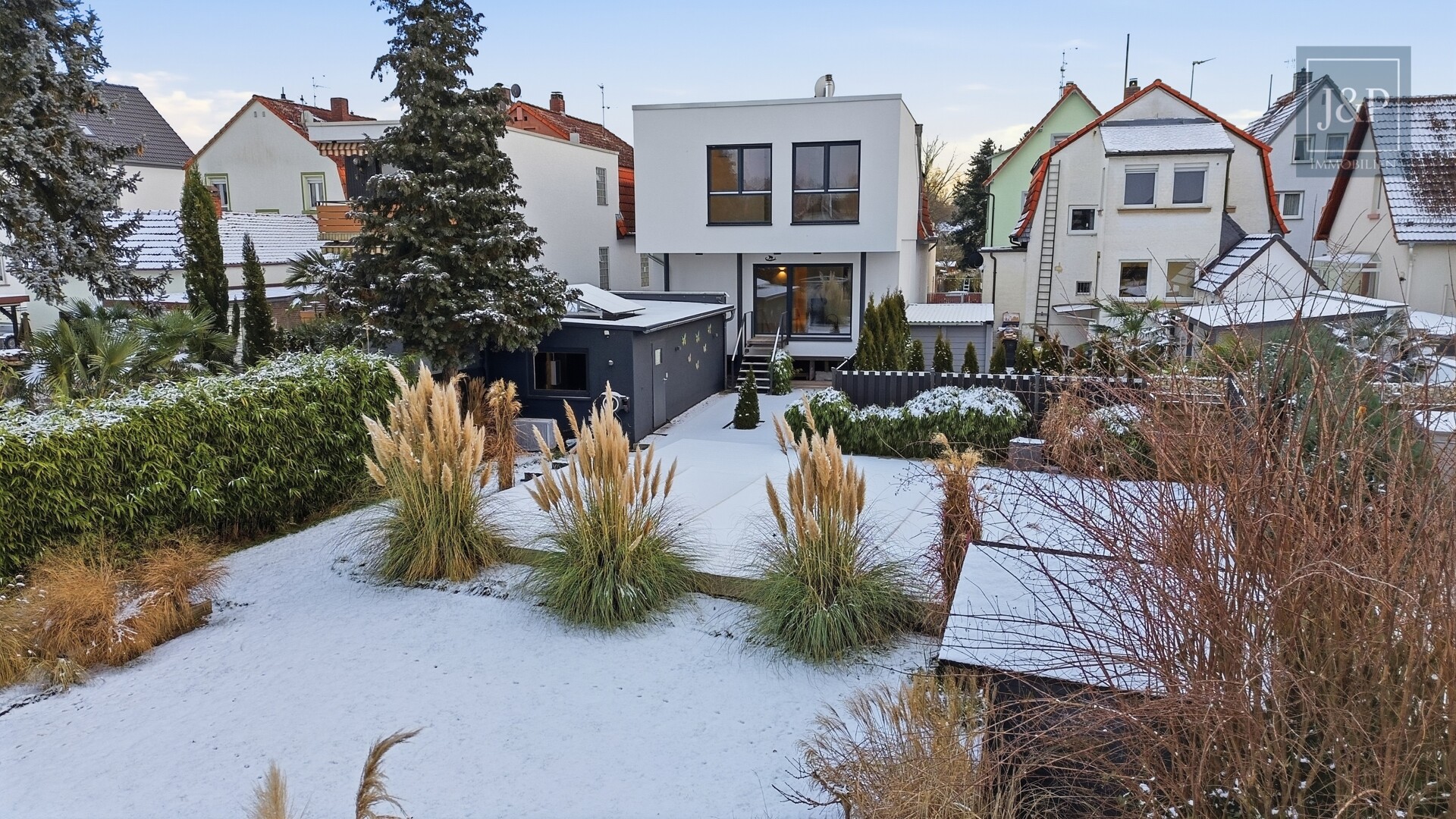 Weitblick ins Grüne - Luxuriöser Lebensstil mit traumhaftem Garten EFH mit ELW - Außenansicht