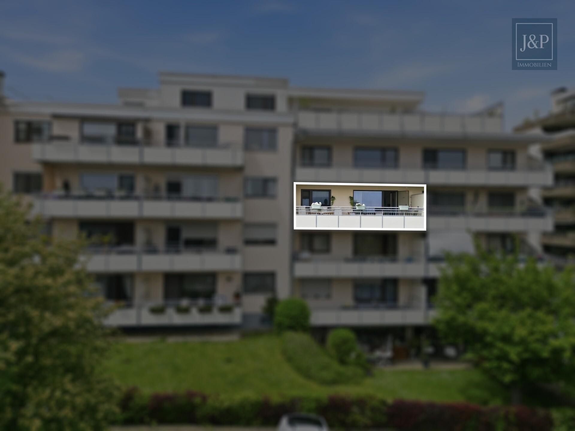 3-Zimmer-Wohnung mit Skylineblick, großem Balkon & ruhiger Lage in Bad Soden-Altenhain - Balkon Straßenansicht