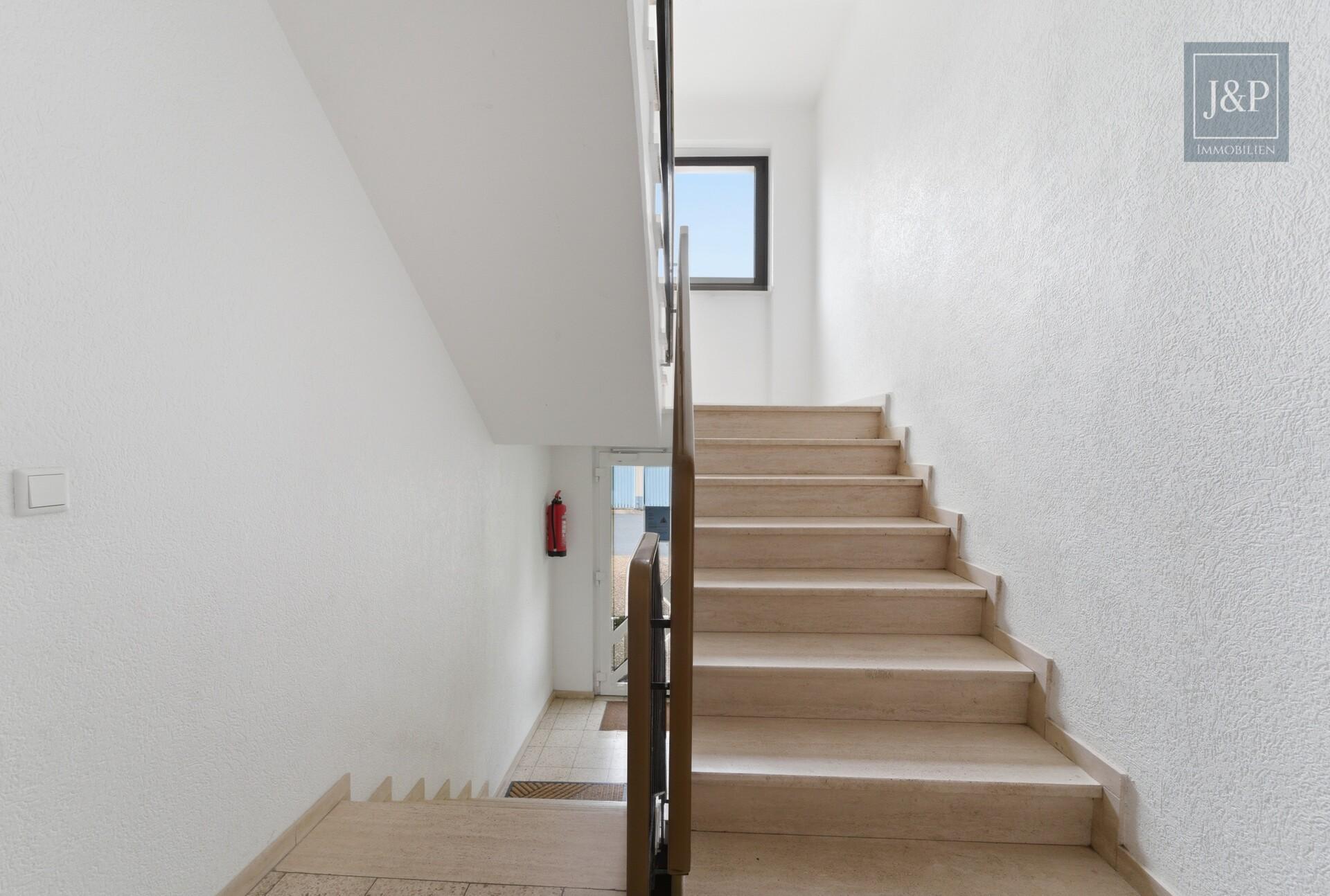 3-Zimmer-Wohnung mit Skylineblick, großem Balkon & ruhiger Lage in Bad Soden-Altenhain - Treppenhaus