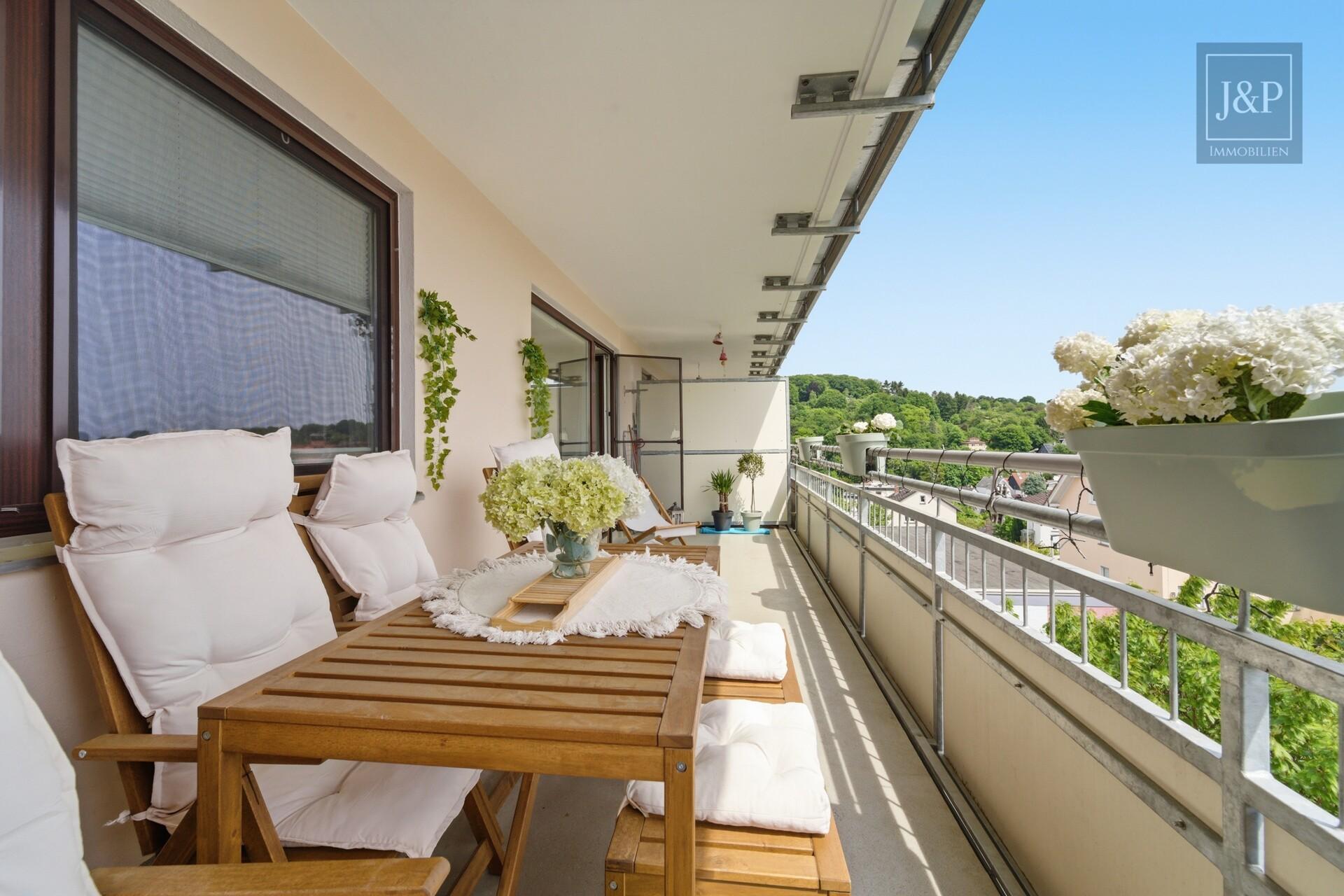 3-Zimmer-Wohnung mit Skylineblick, großem Balkon & ruhiger Lage in Bad Soden-Altenhain - Balkon