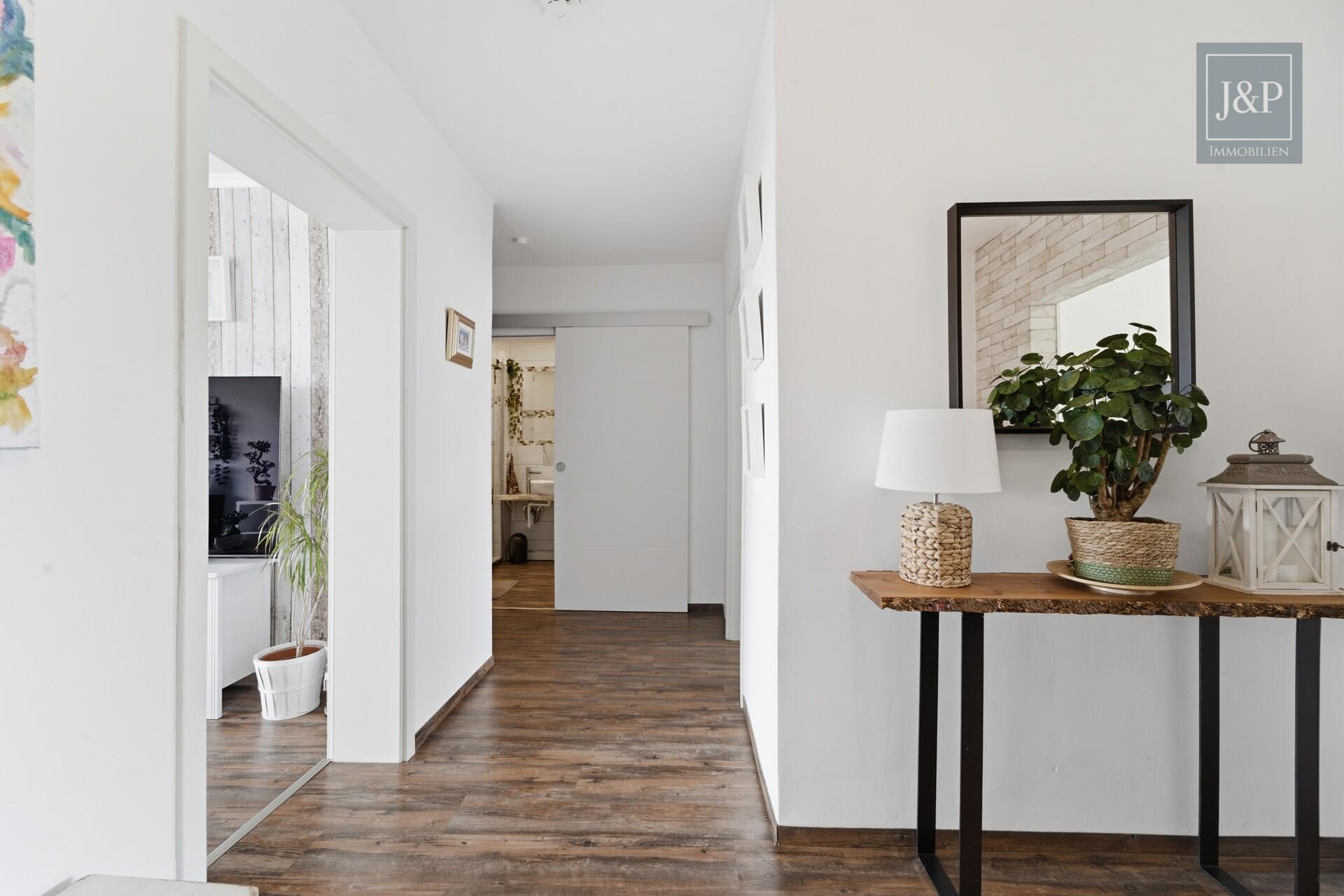 3-Zimmer-Wohnung mit Skylineblick, großem Balkon & ruhiger Lage in Bad Soden-Altenhain - Flur