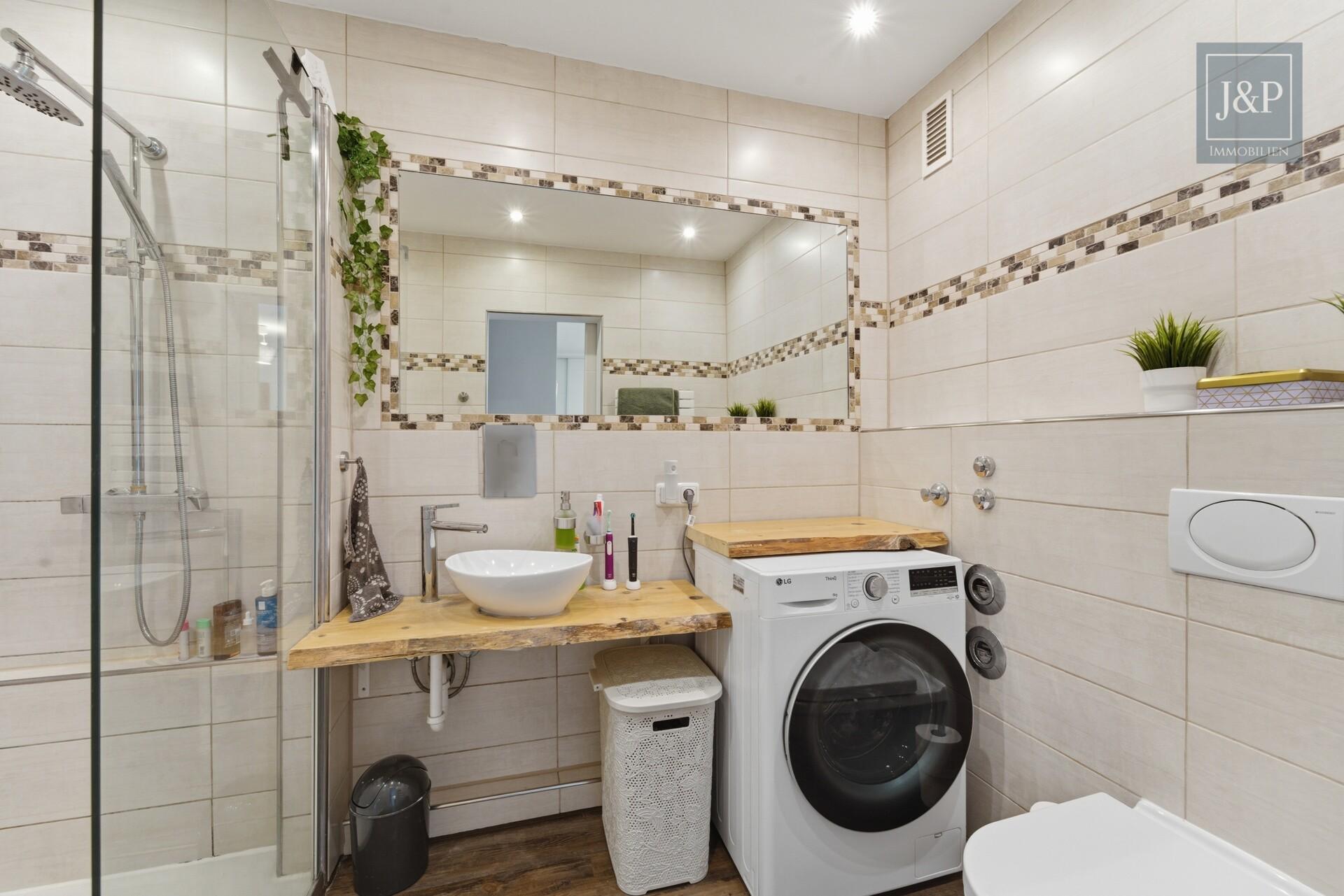 3-Zimmer-Wohnung mit Skylineblick, großem Balkon & ruhiger Lage in Bad Soden-Altenhain - Badezimmer