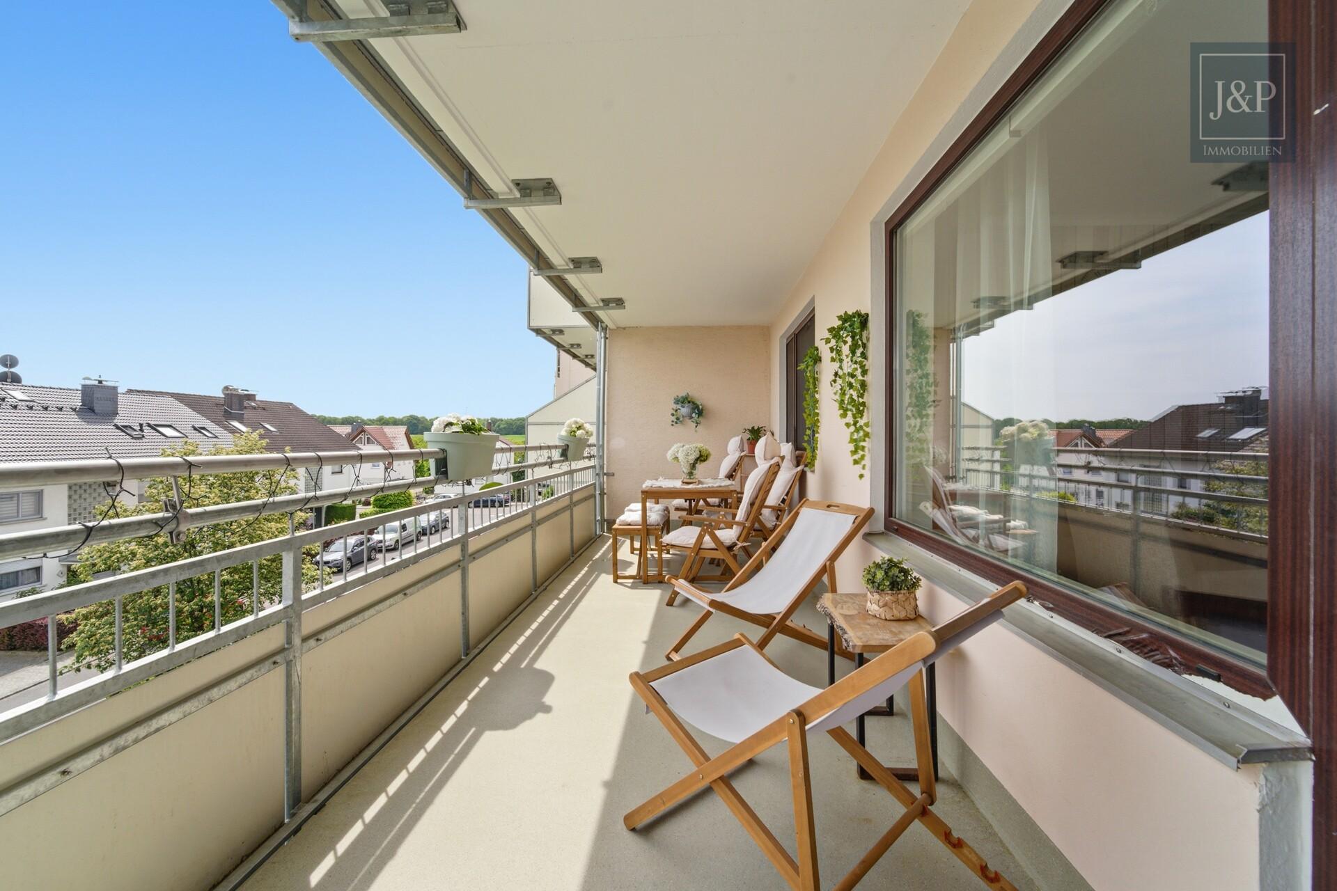 3-Zimmer-Wohnung mit Skylineblick, großem Balkon & ruhiger Lage in Bad Soden-Altenhain - Balkon