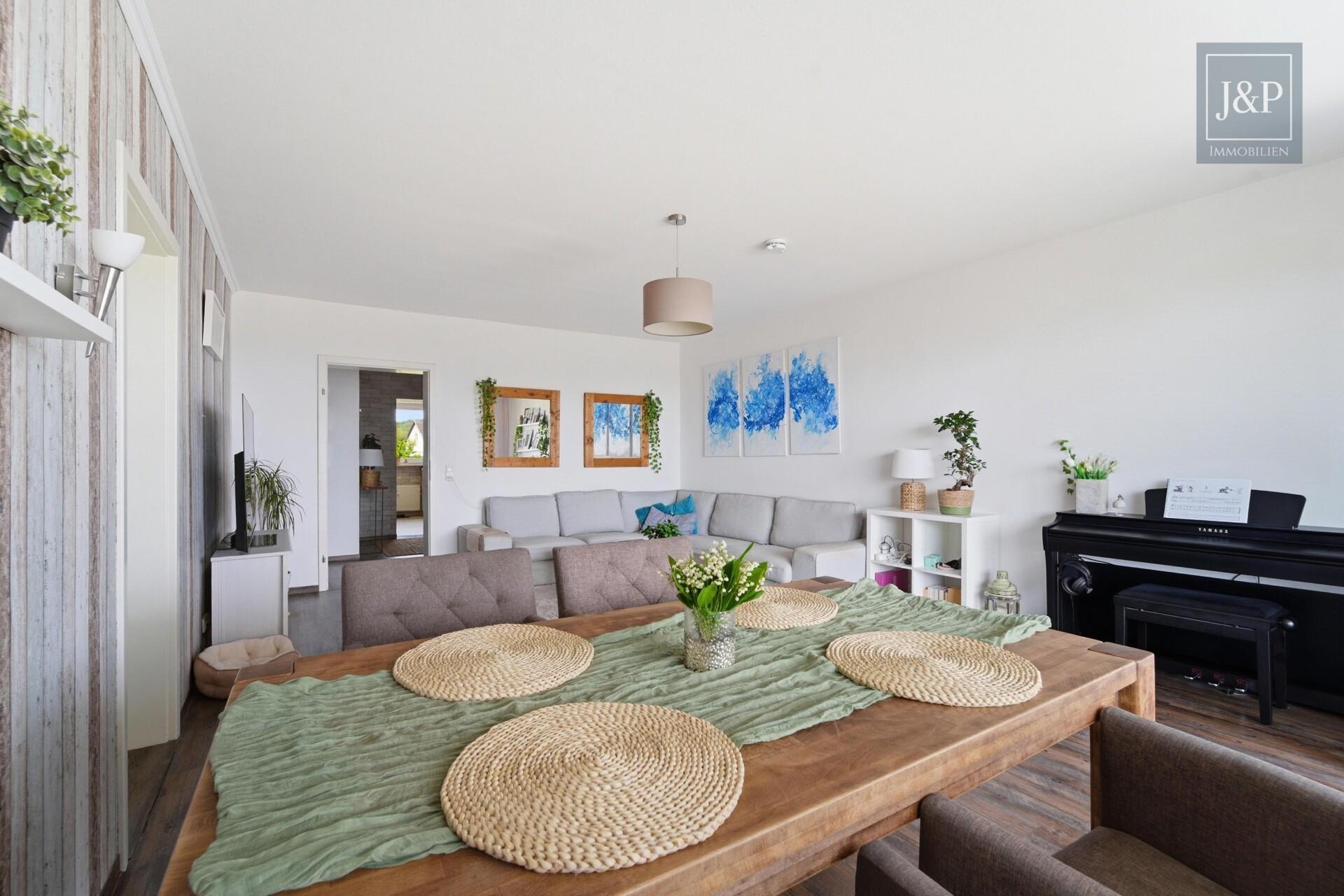 3-Zimmer-Wohnung mit Skylineblick, großem Balkon & ruhiger Lage in Bad Soden-Altenhain - Wohn-und Essbereich