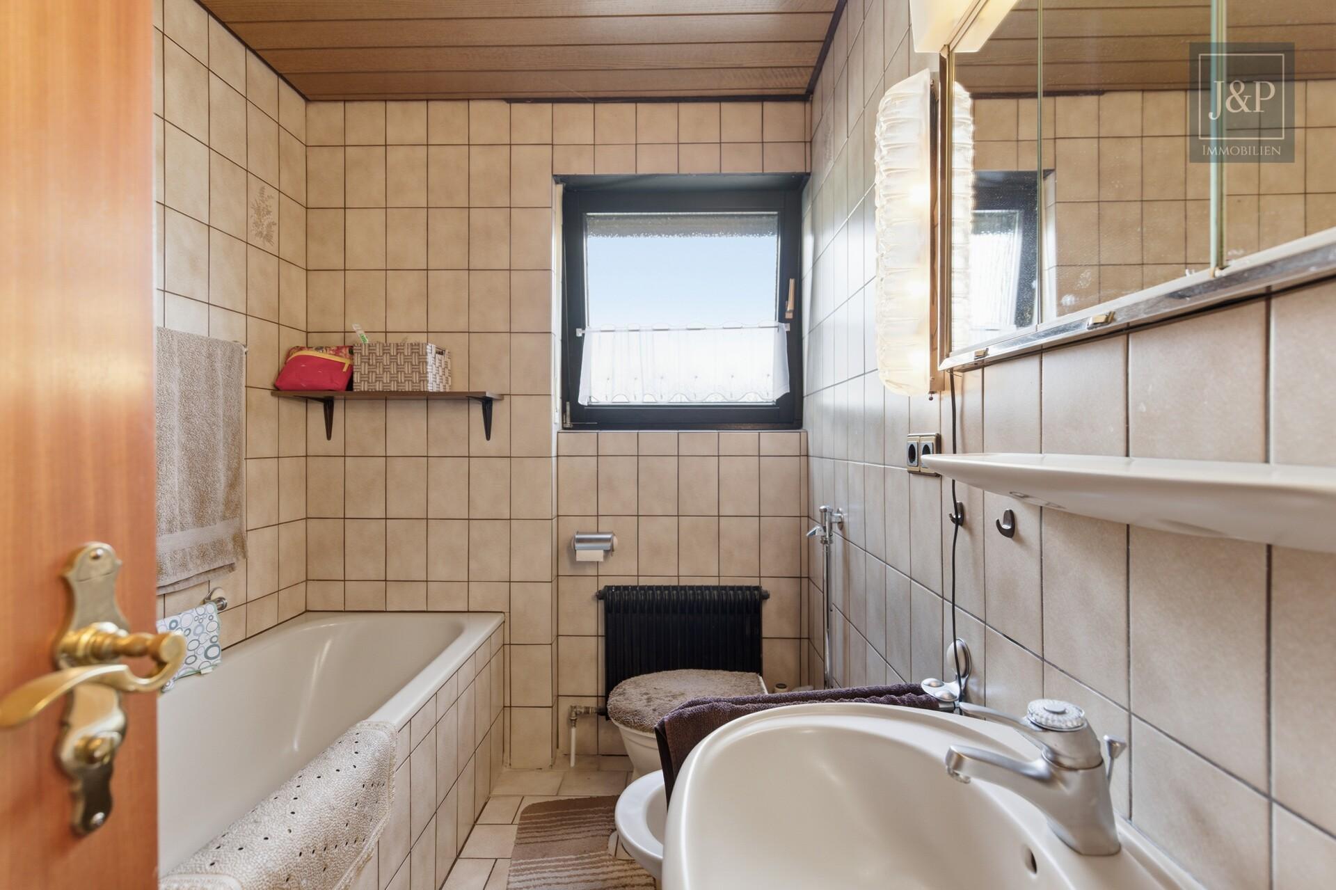 Garten, Sauna und Garage: Gepflegter Bungalow in ruhiger Lage von Aschaffenburg-Leider! - Badezimmer